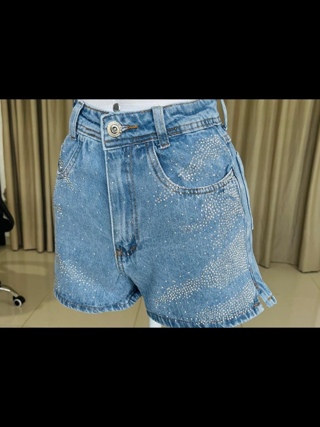 Short jeans com pedra feminina