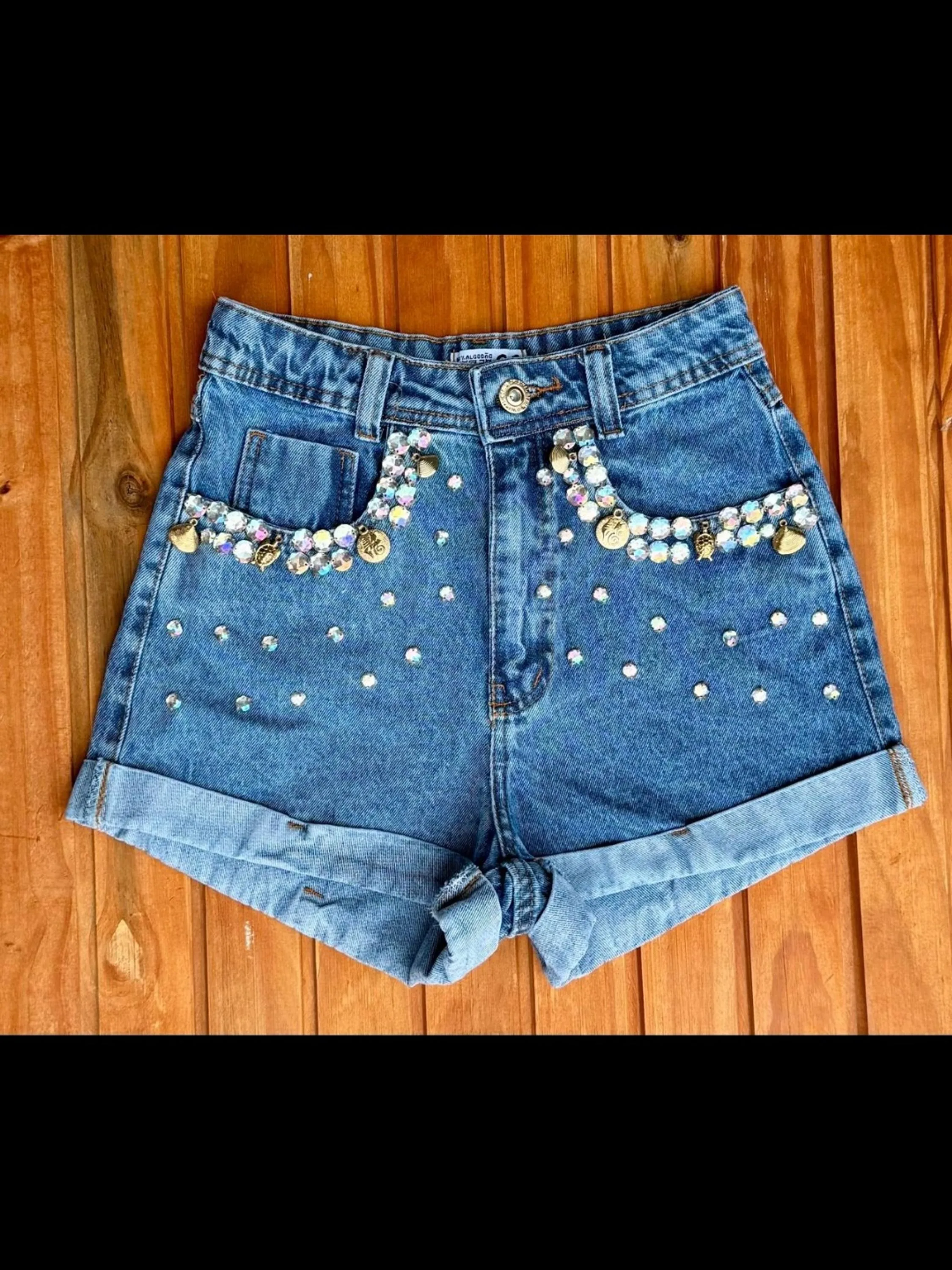 Shorts jeans com pedra feminina