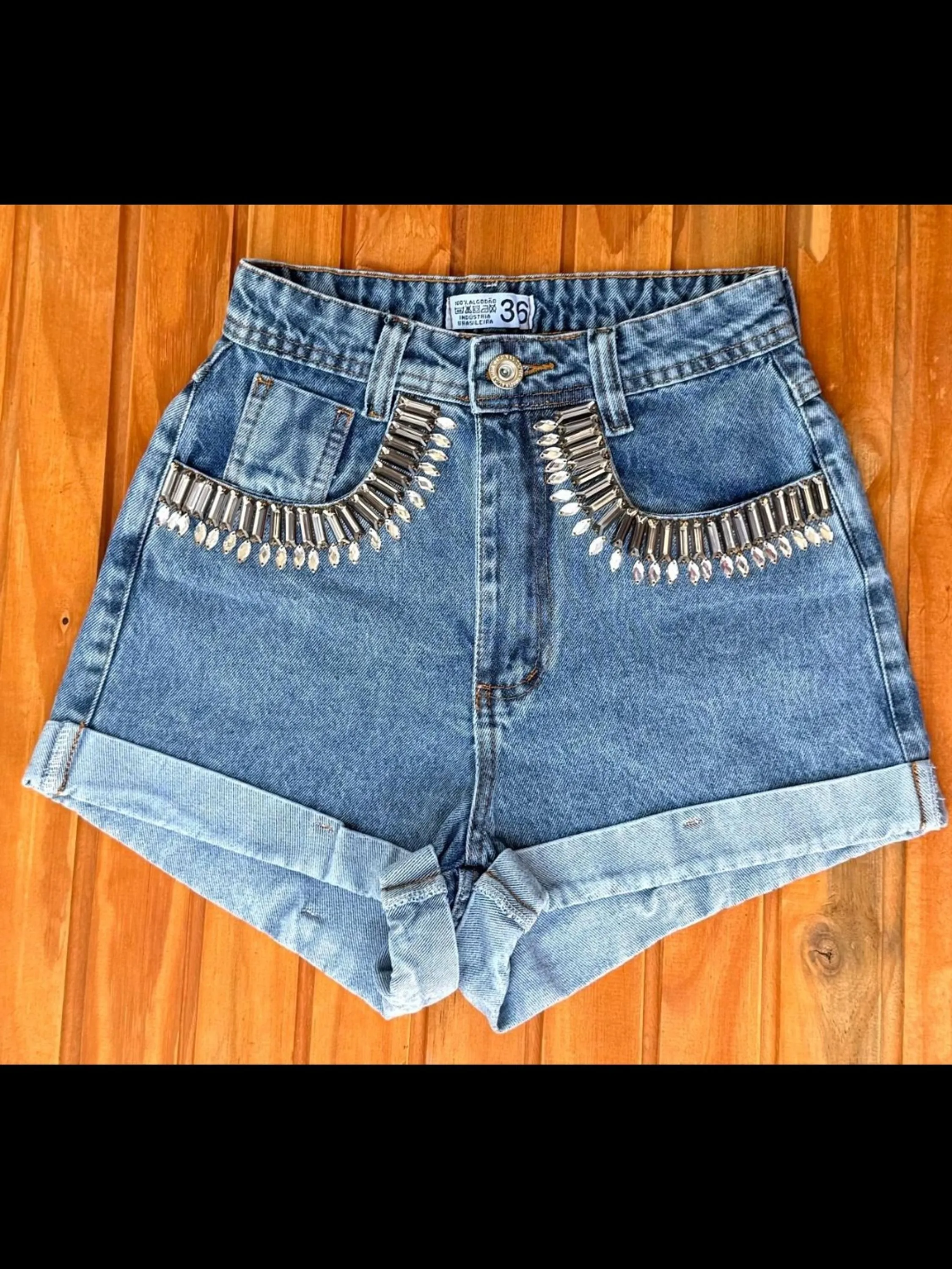 Shorts jeans com pedra feminina