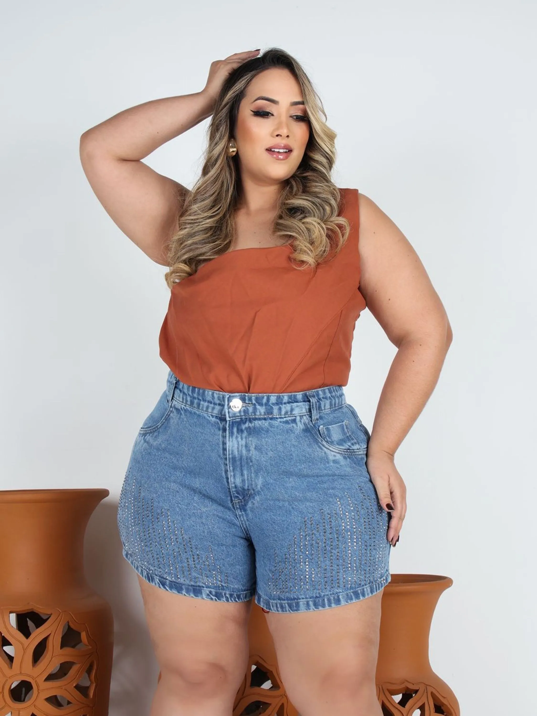 Short jeans plus size com pedra feminina