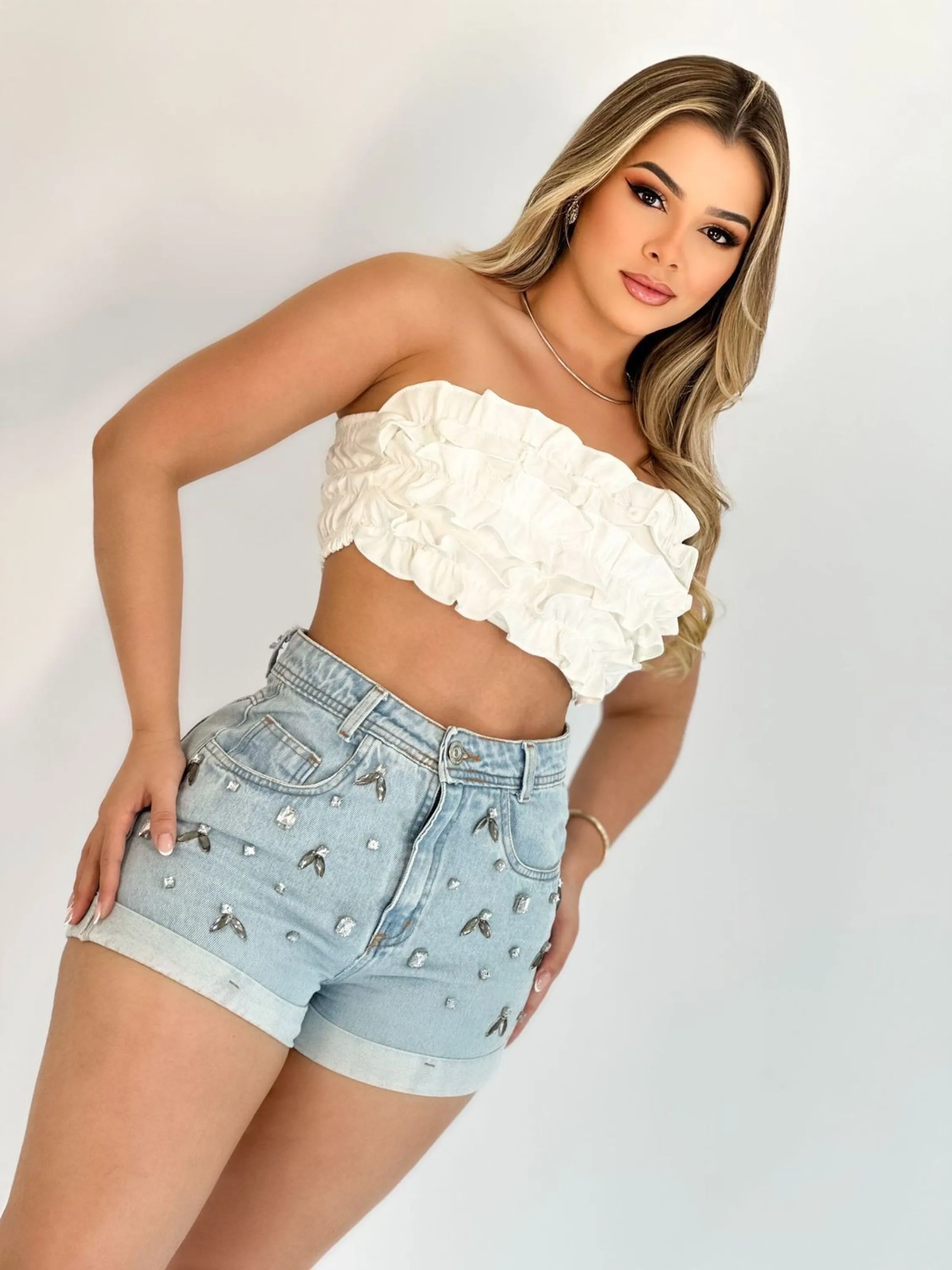 Shorts jeans com pedra feminina