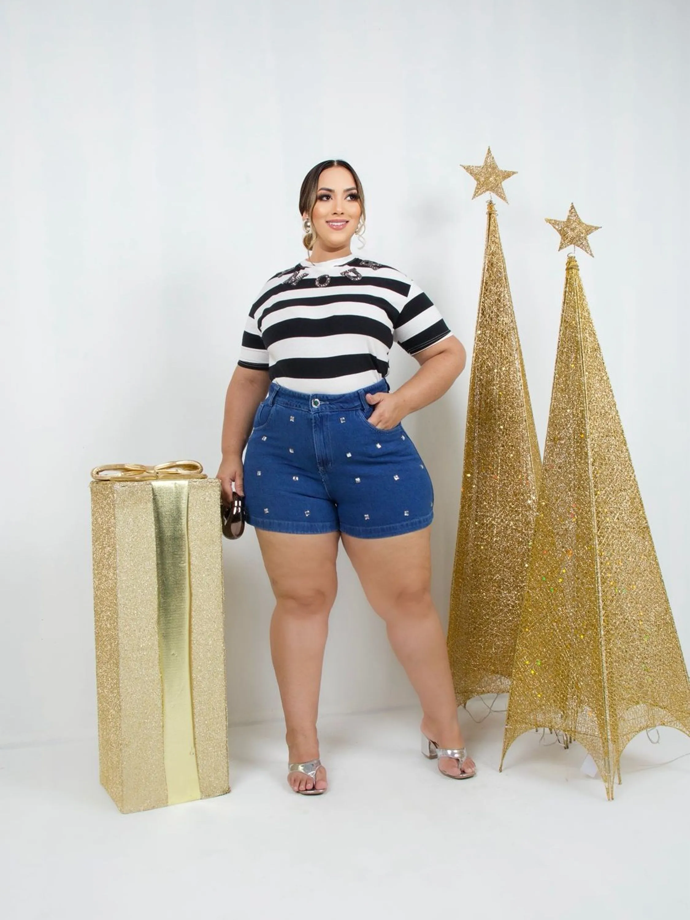 Short jeans plus size com pedra feminina