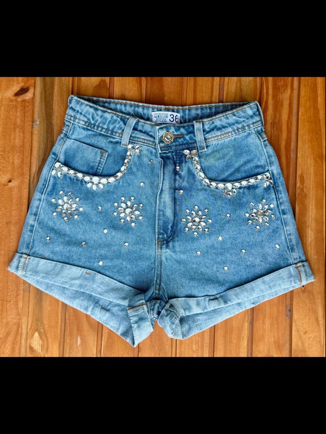 Short jeans com pedra feminina