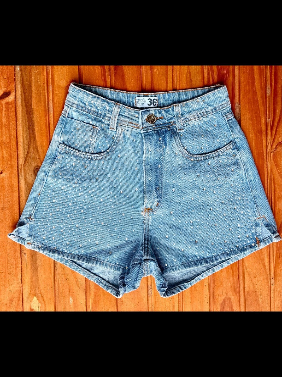 Short jeans com pedra feminina