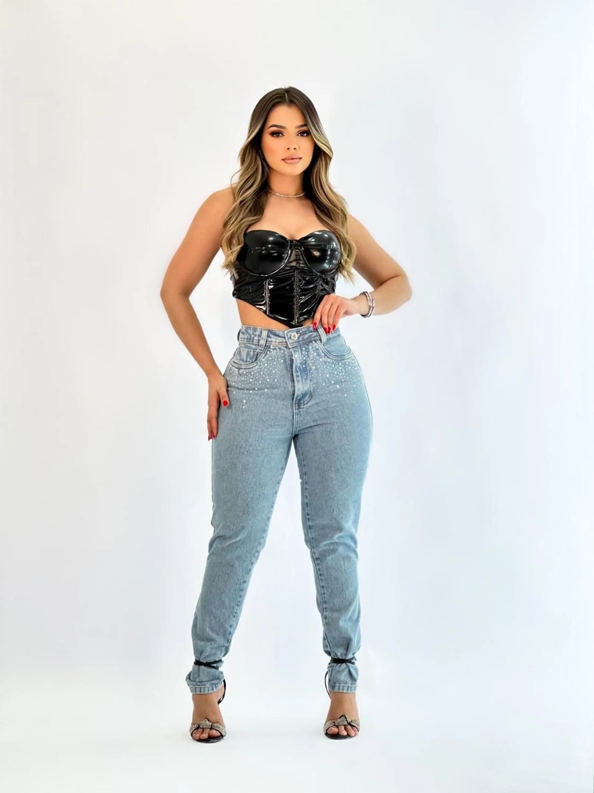 Calça jeans mom com pedra feminina