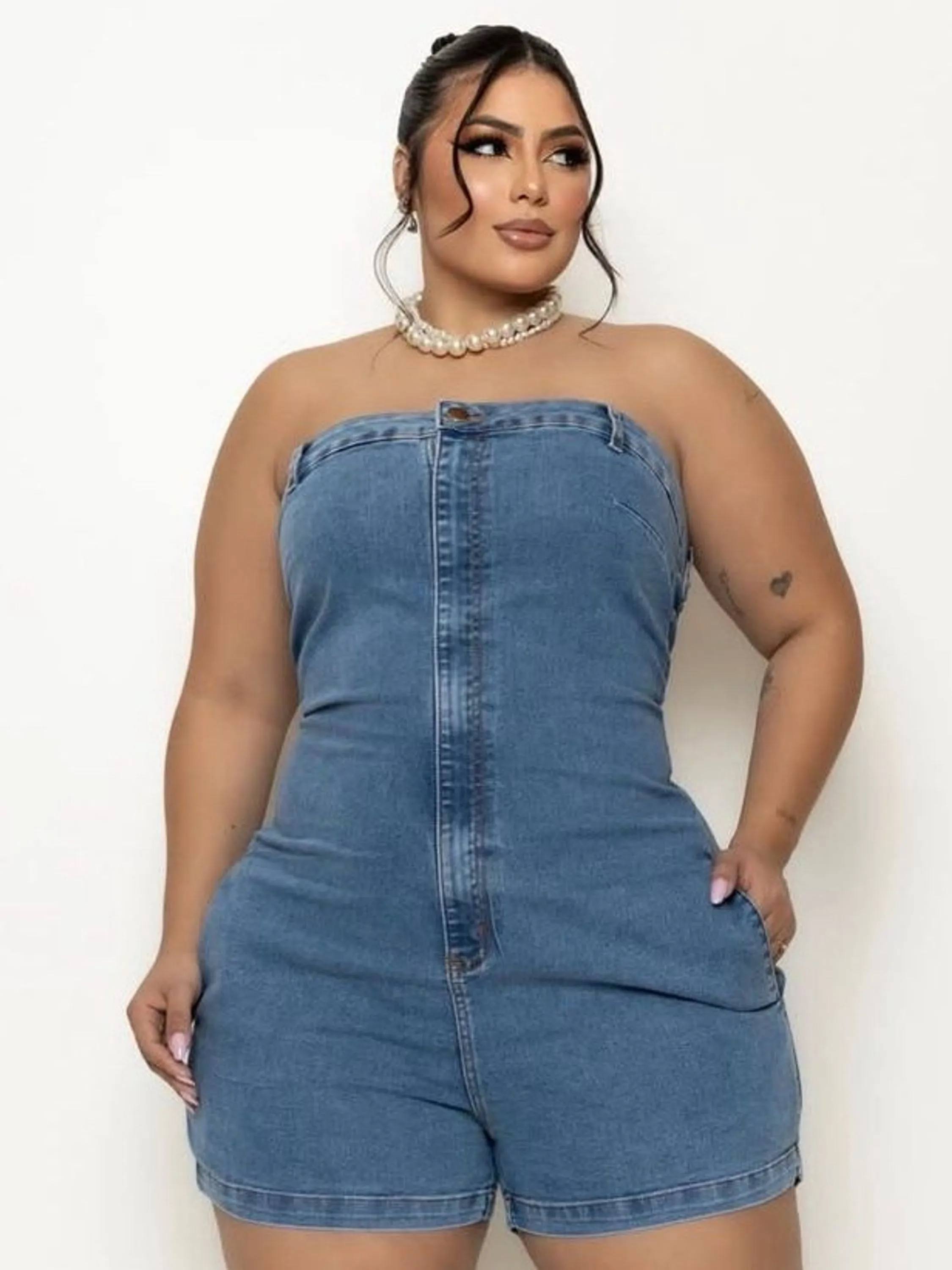 Macaquinho jeans plus size feminina