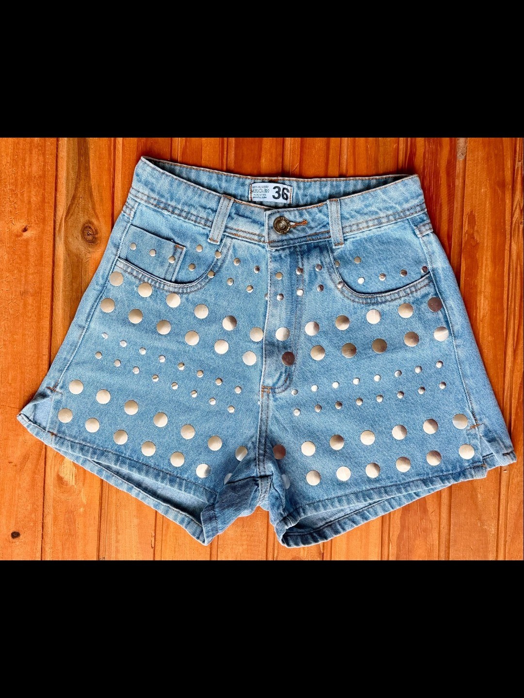 Short jeans com lantejoulas feminina