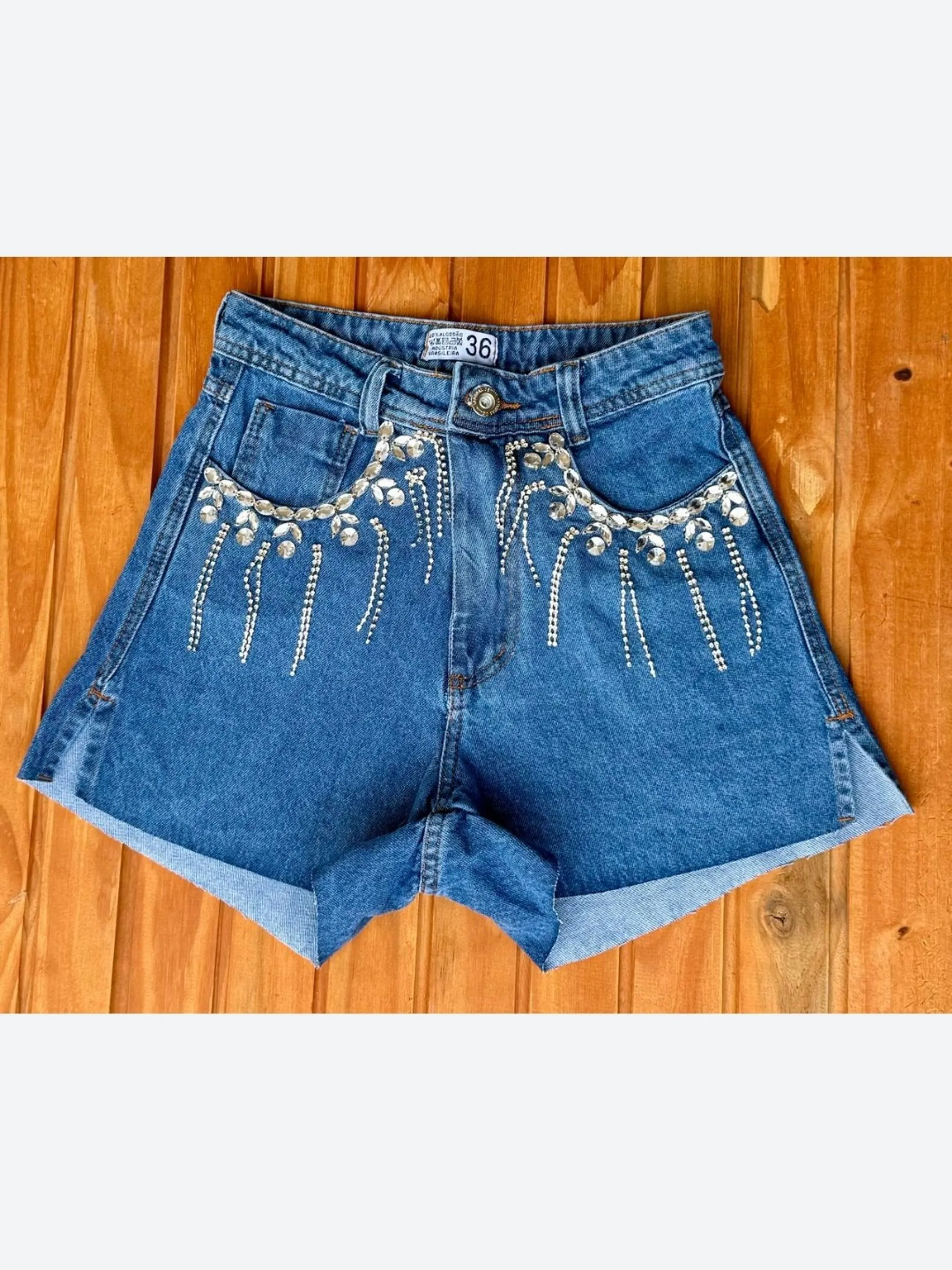 Shorts jeans com pedra feminina