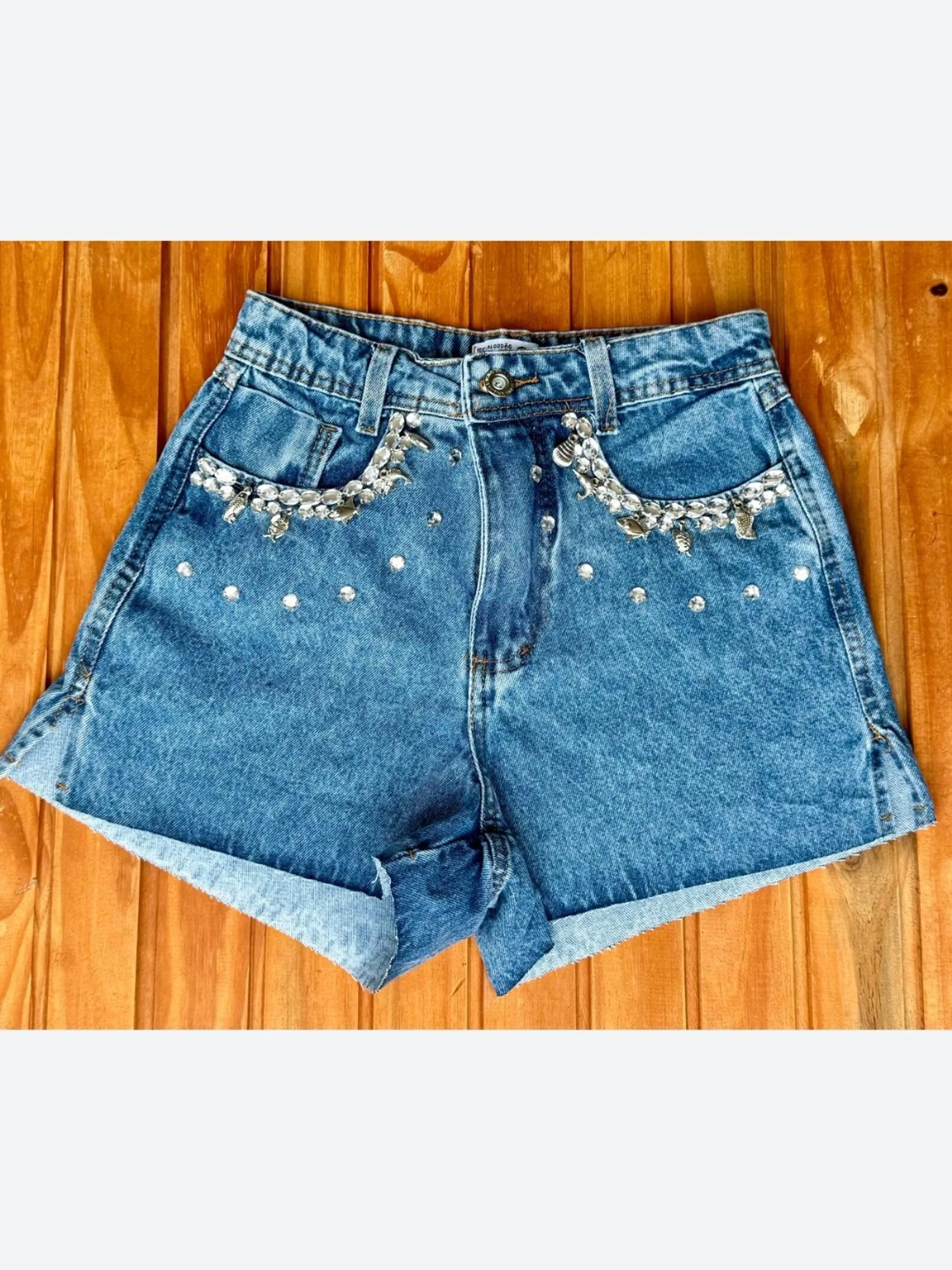 Shorts jeans com pedra feminina