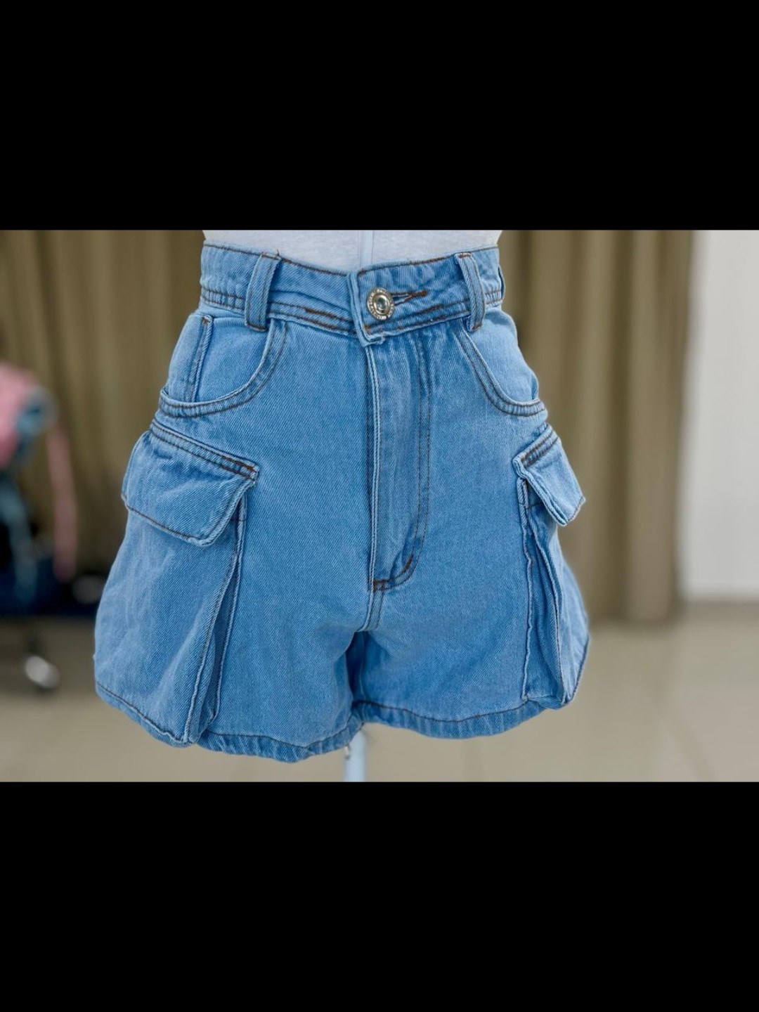 Short jeans com cargo feminina