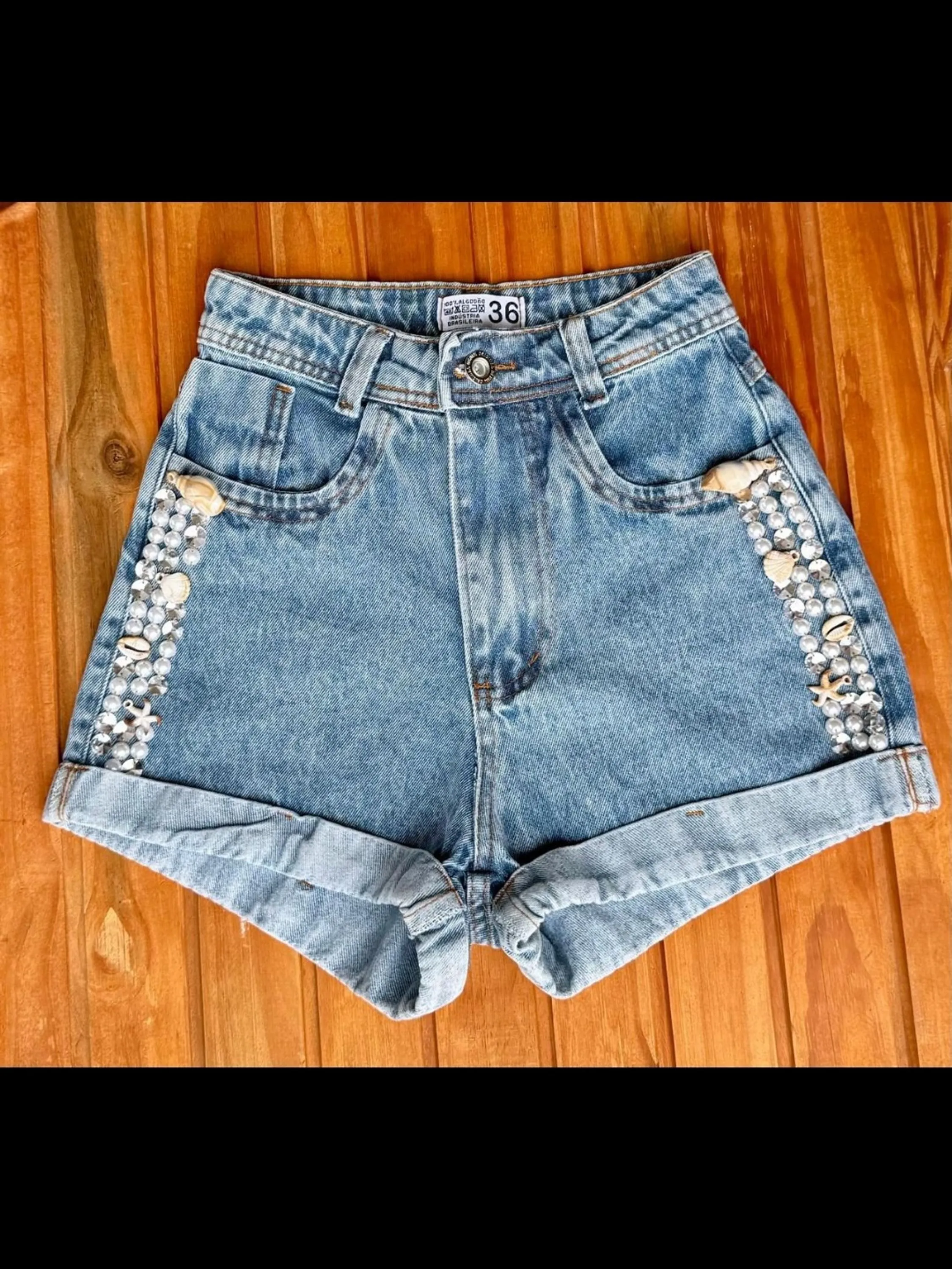 Shorts jeans com pedra feminina