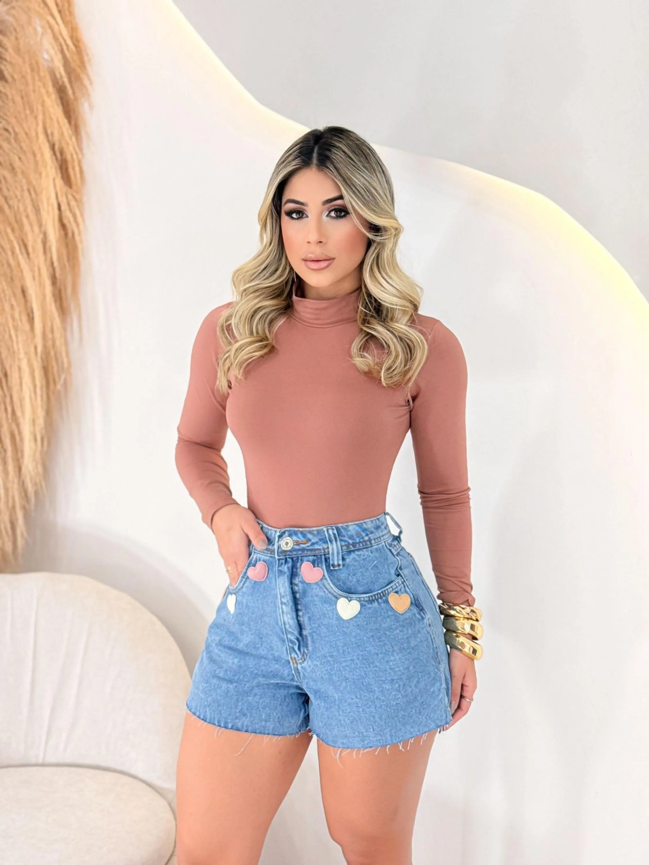 Short jeans com bordado feminina