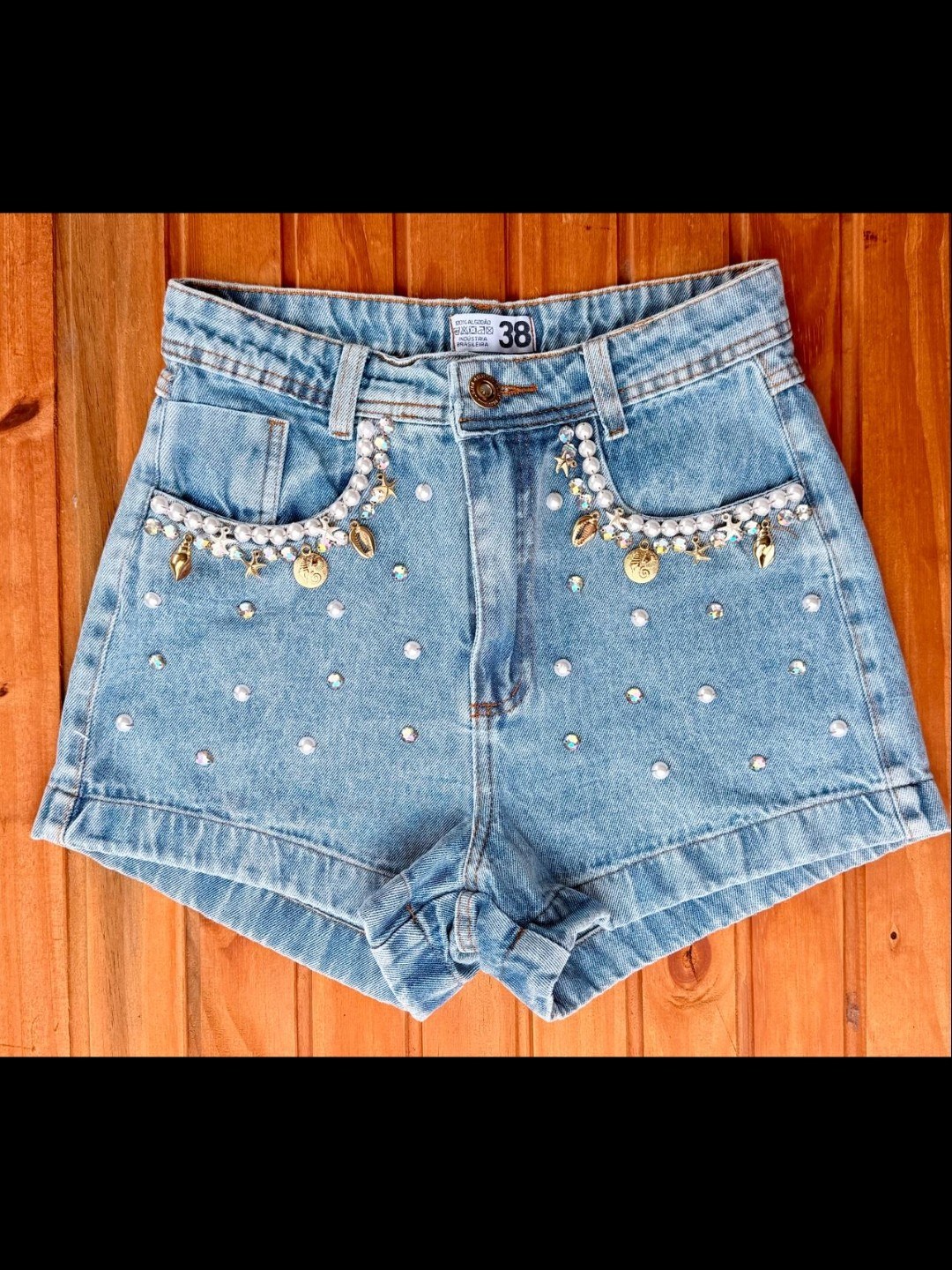 Short jeans com pedra feminina