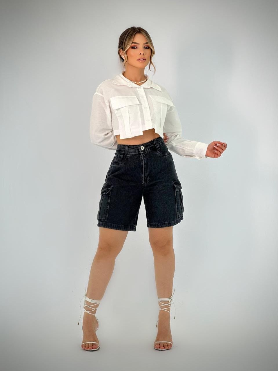 Bermuda jeans com cargo feminina