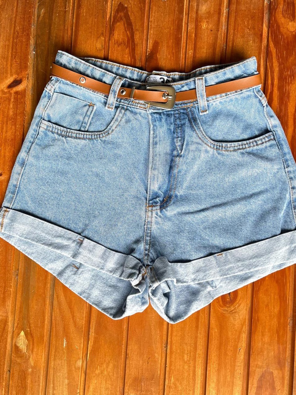 Short jeans com cinto feminina