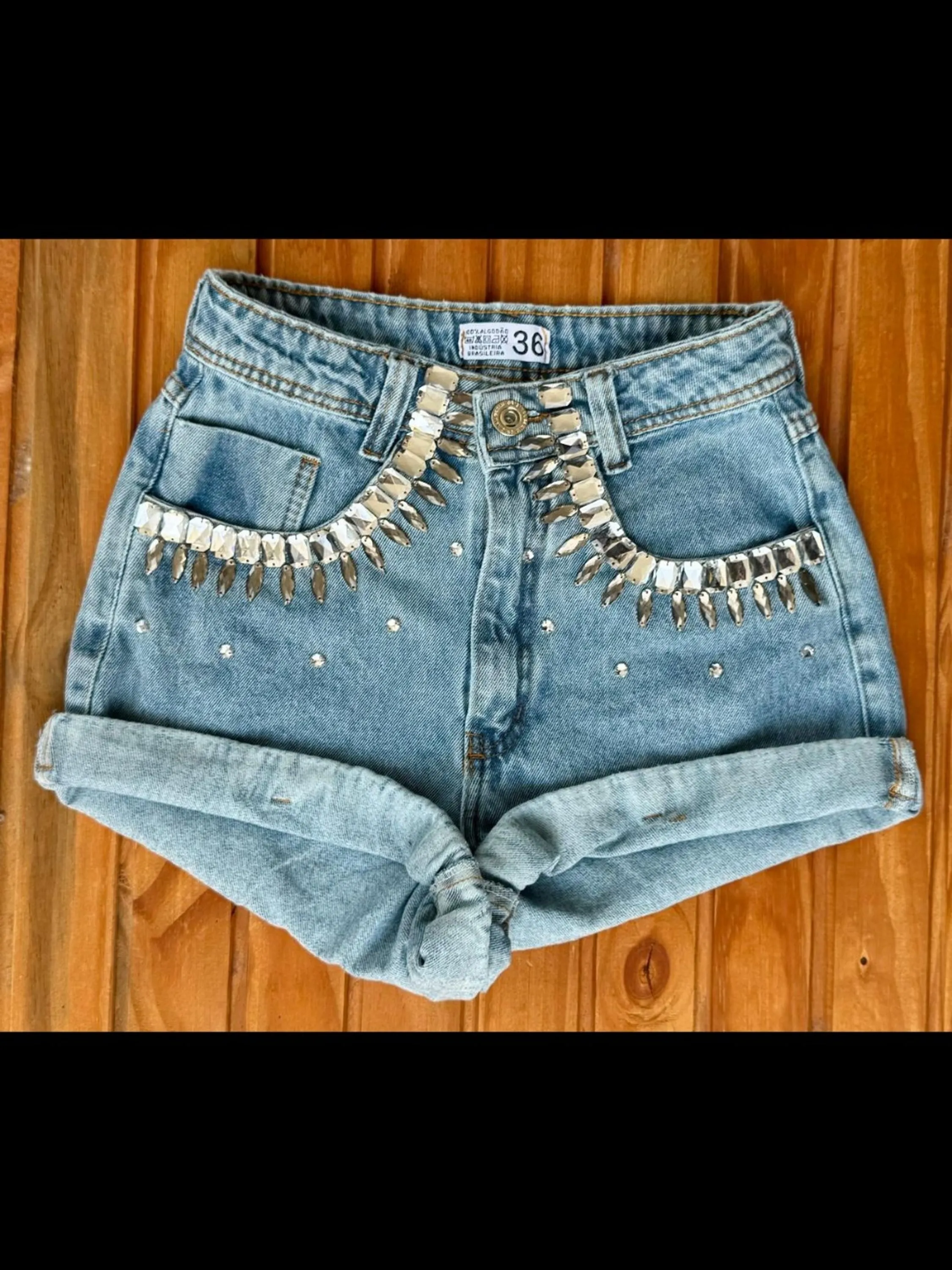 Short jeans com pedra feminina