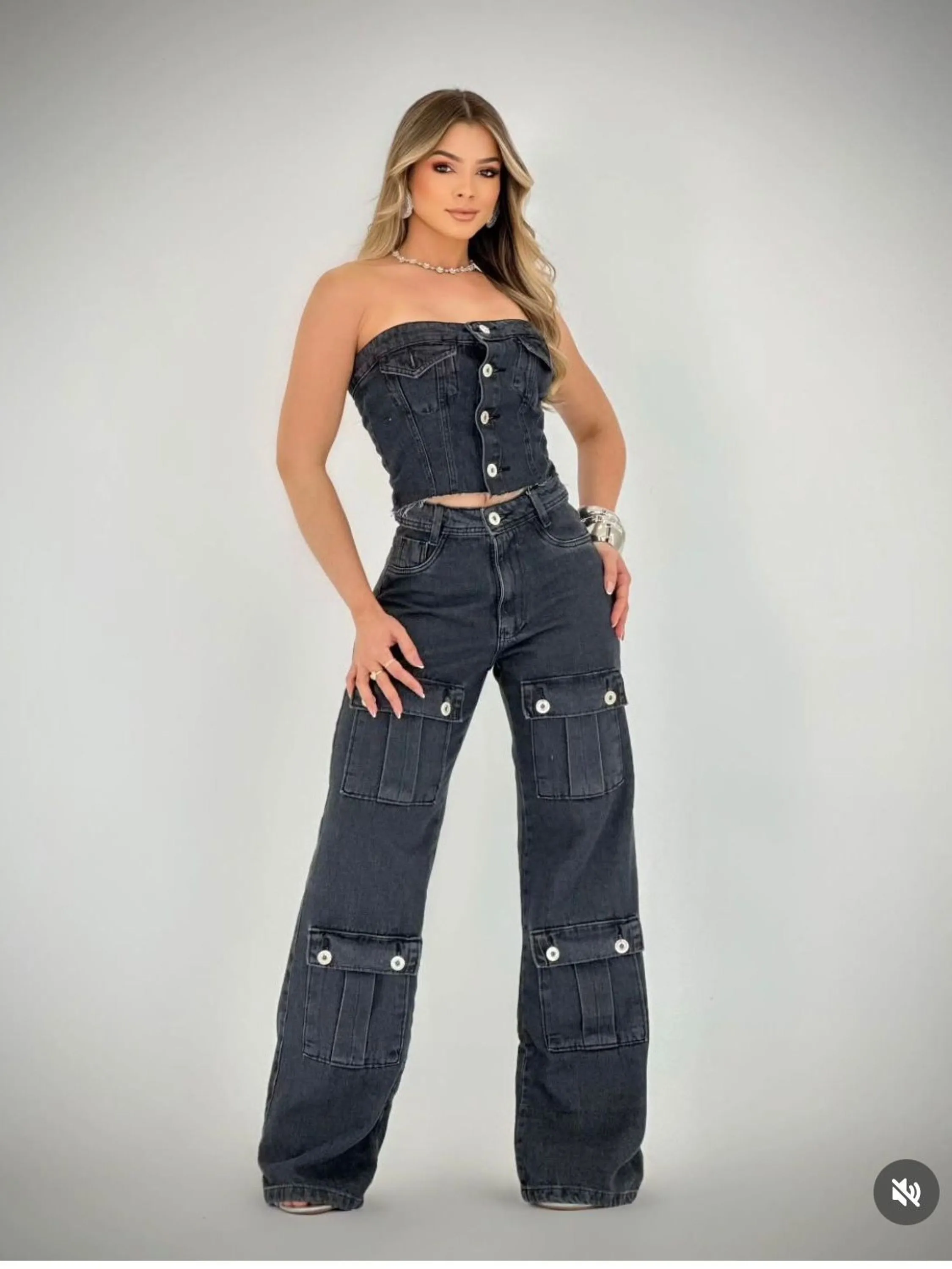 Calça jeans wide leg cargo feminina