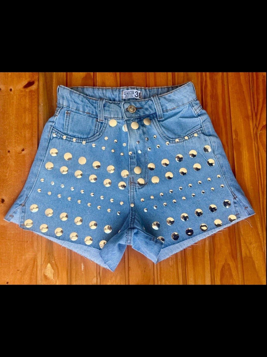 Short jeans com lantejoulas feminina