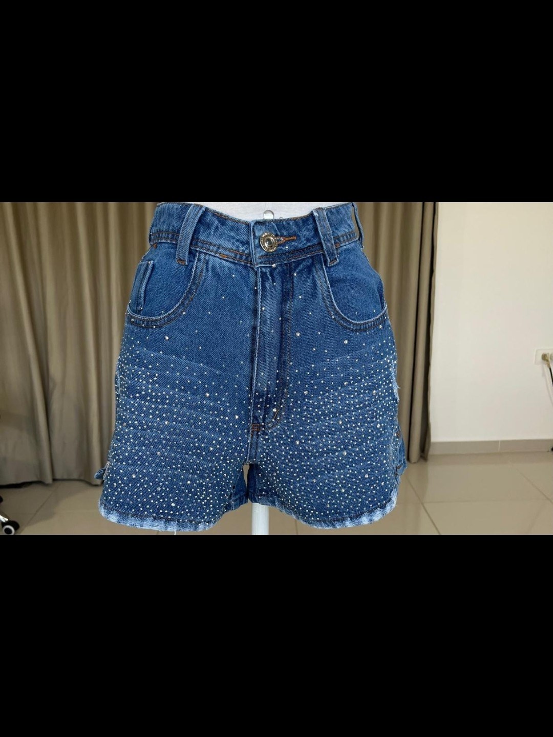 Short jeans com pedra feminina