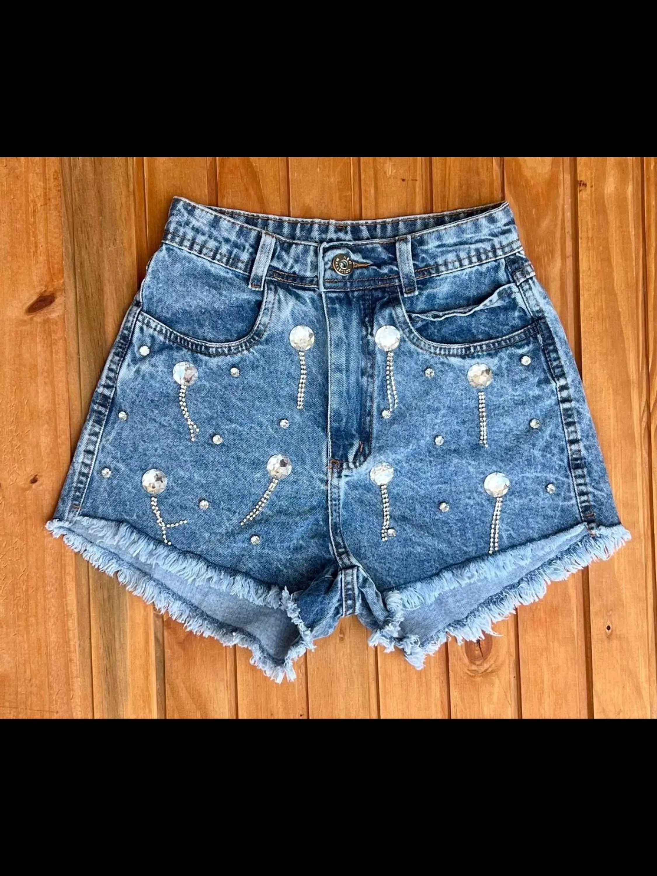 Shorts jeans com pedra feminina