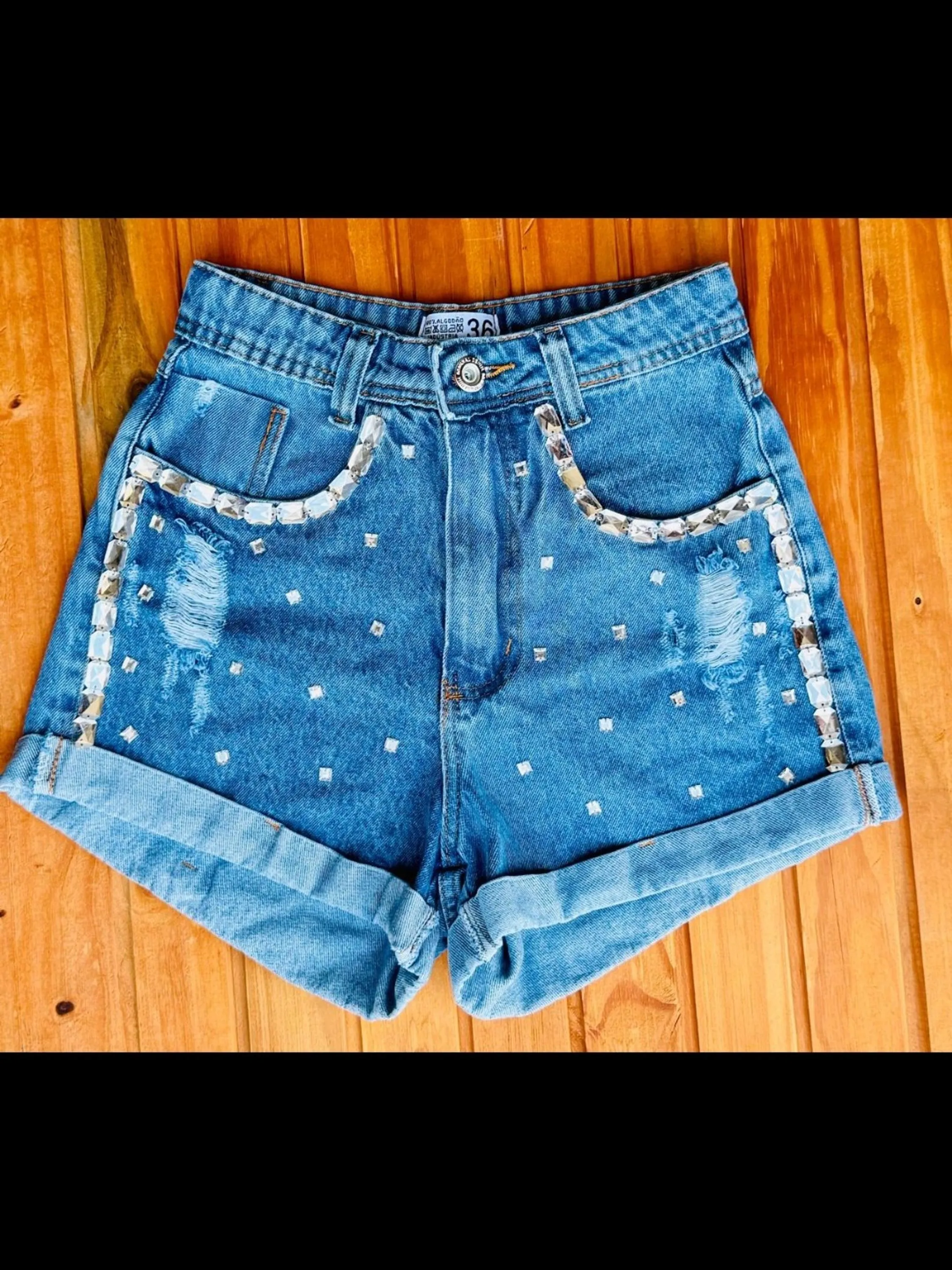 Shorts jeans com pedra feminina