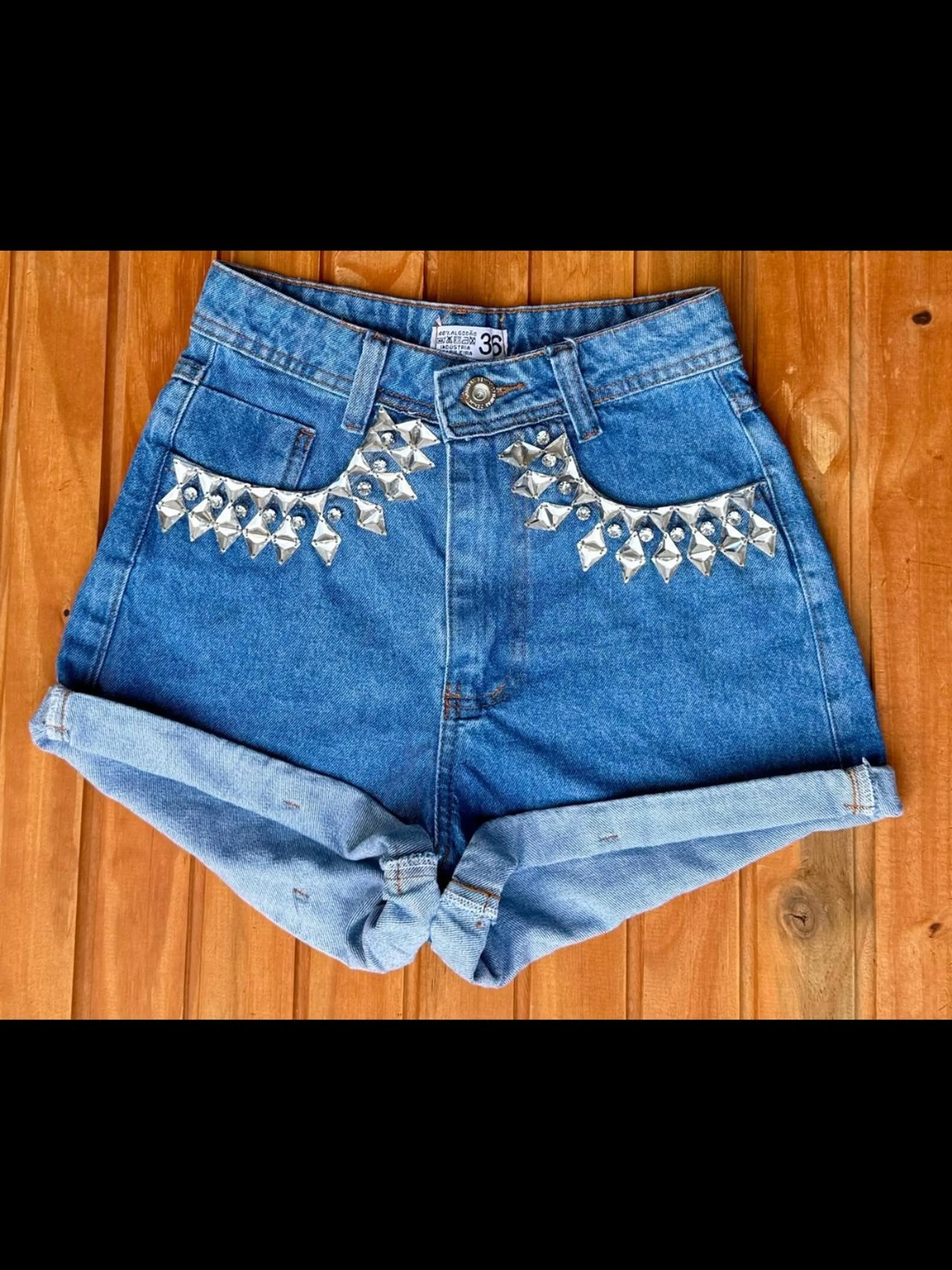 Shorts jeans com pedra feminina