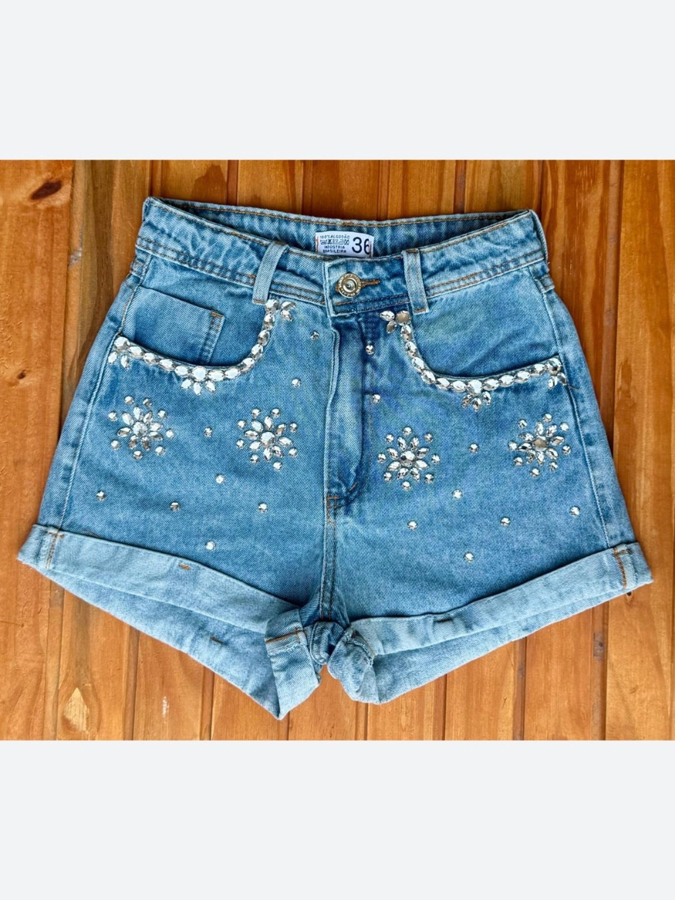 Short jeans com pedra feminina