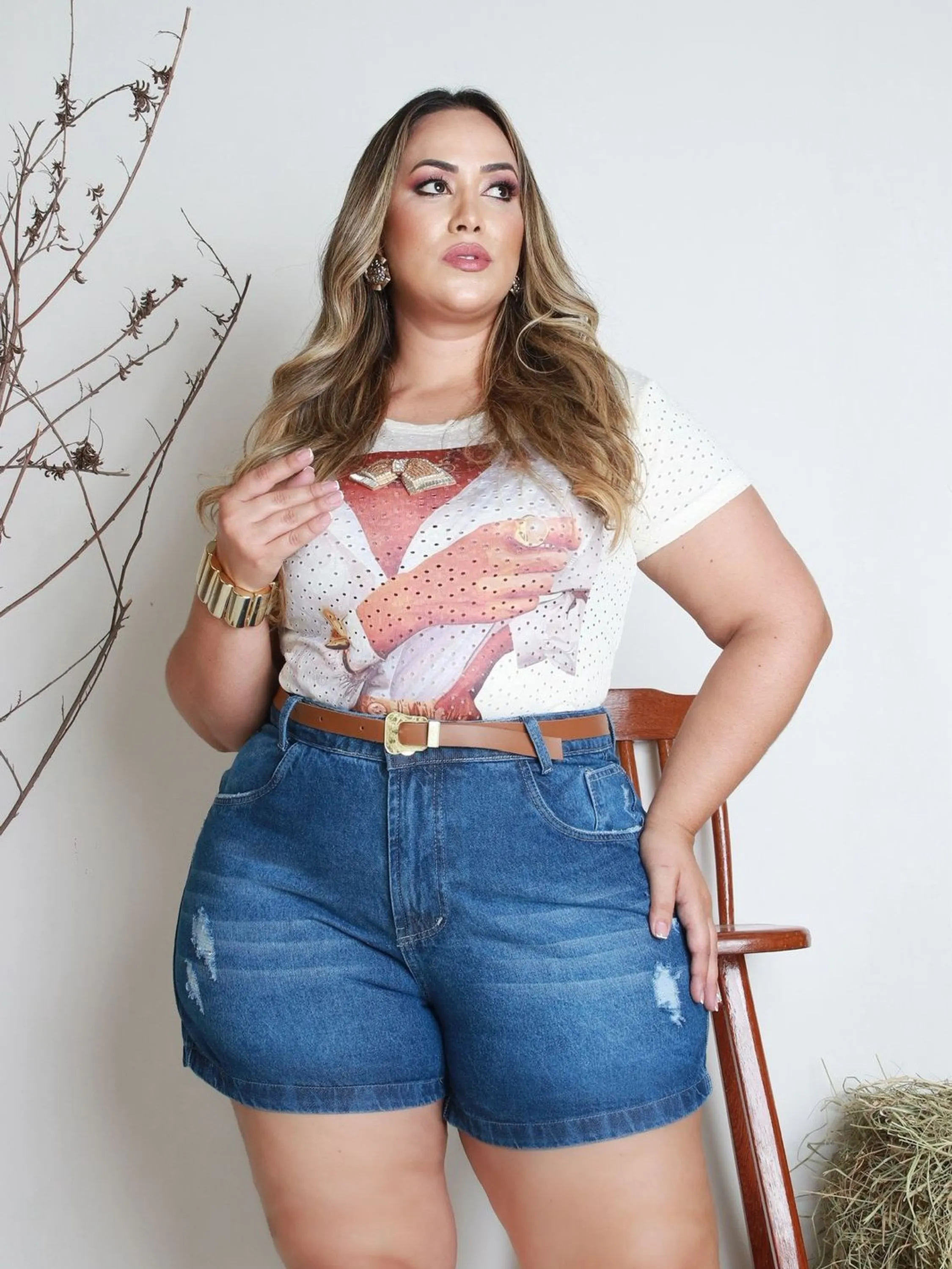 Short jeans plus size com cinto feminina
