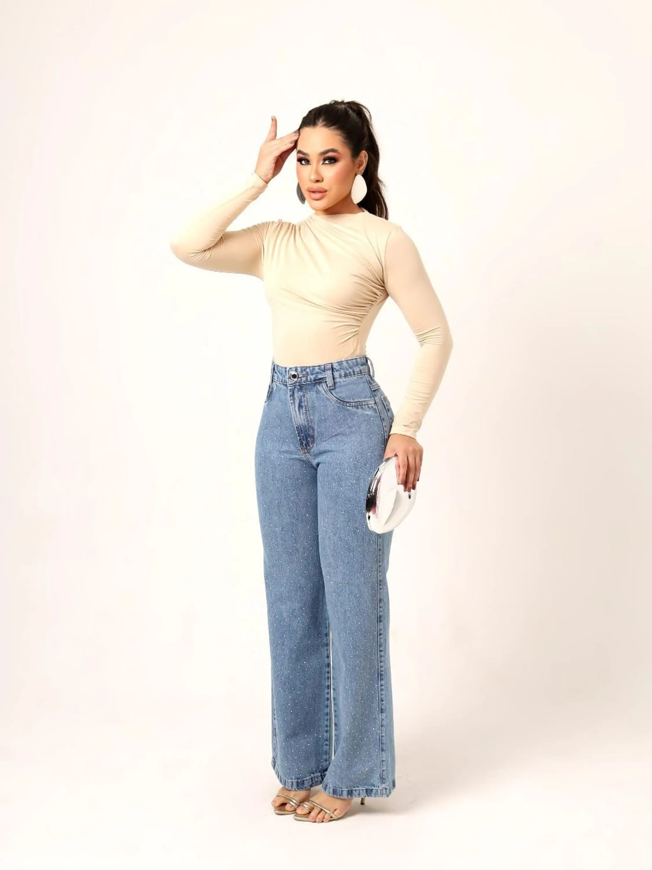 Calça jeans wide leg com pedra feminina
