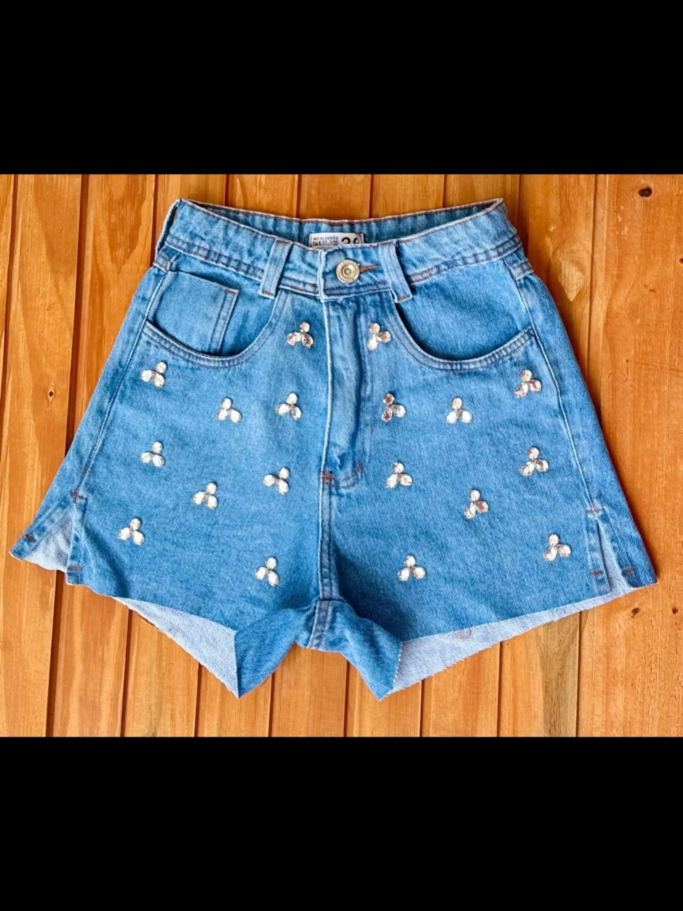 Shorts jeans com pedra feminina