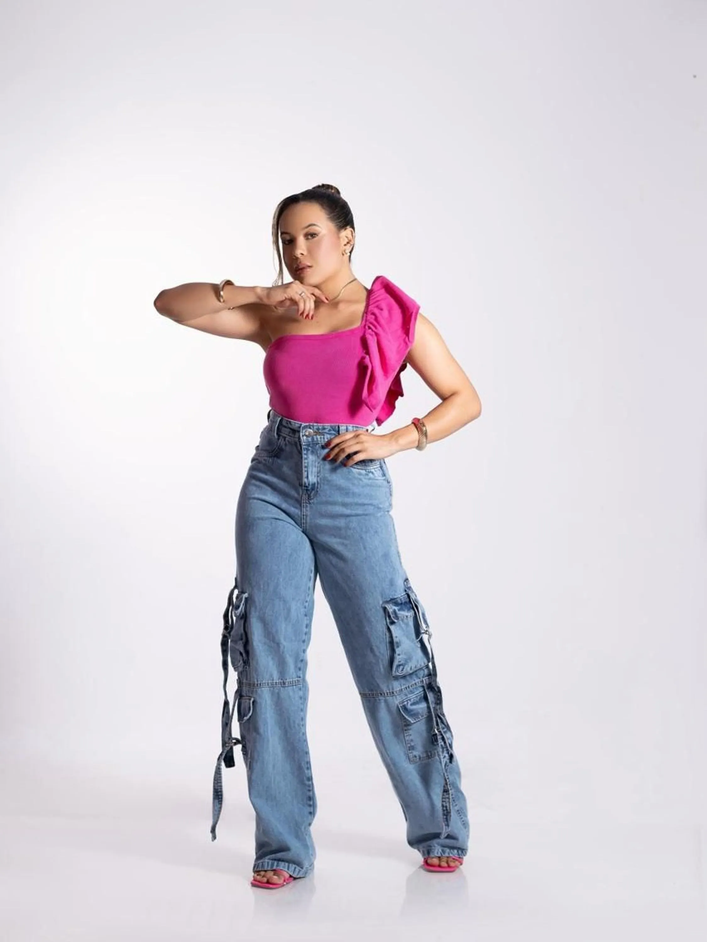 Calça jeans cargo feminina