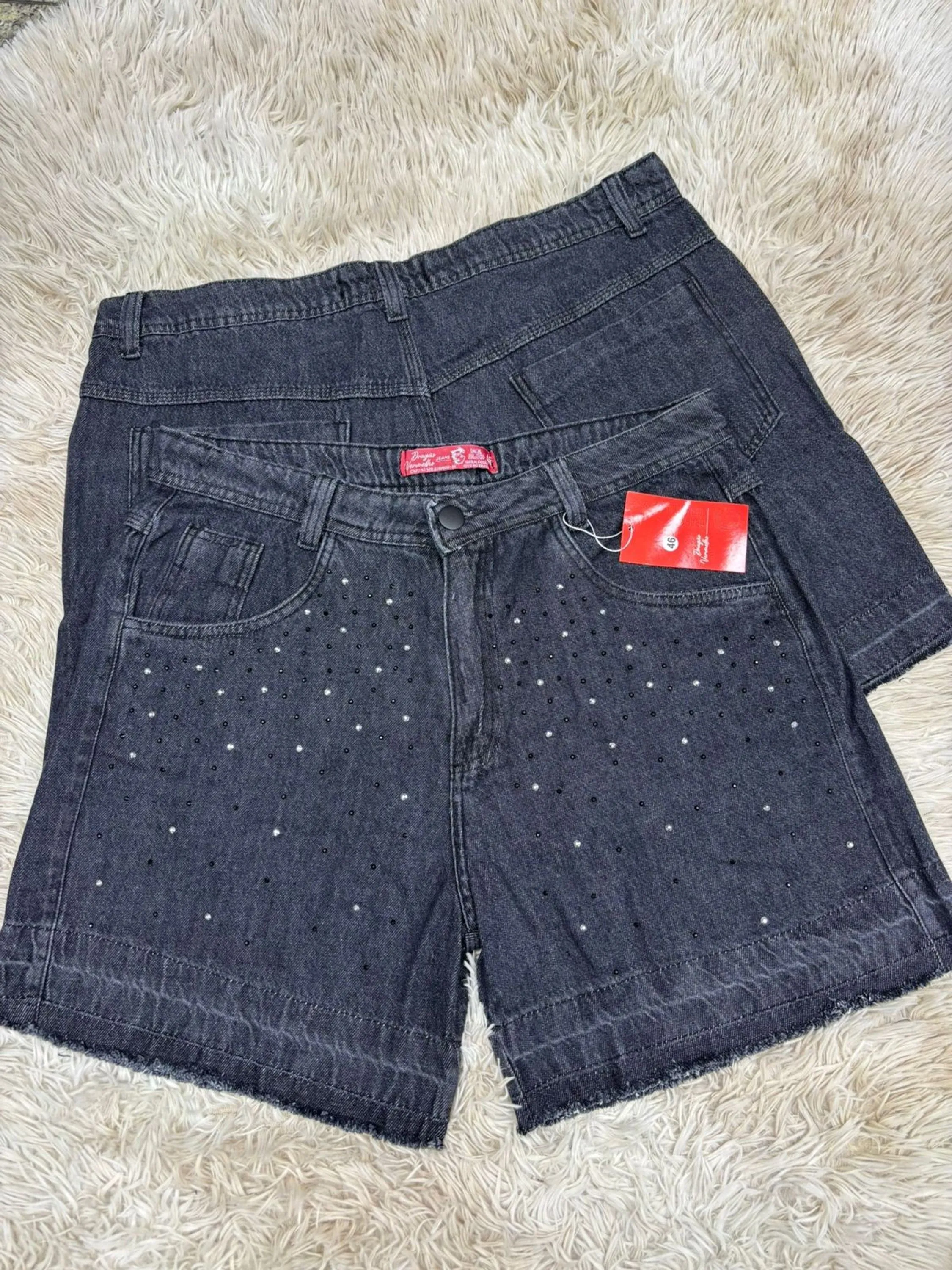 Short jeans plus size com pedra feminina