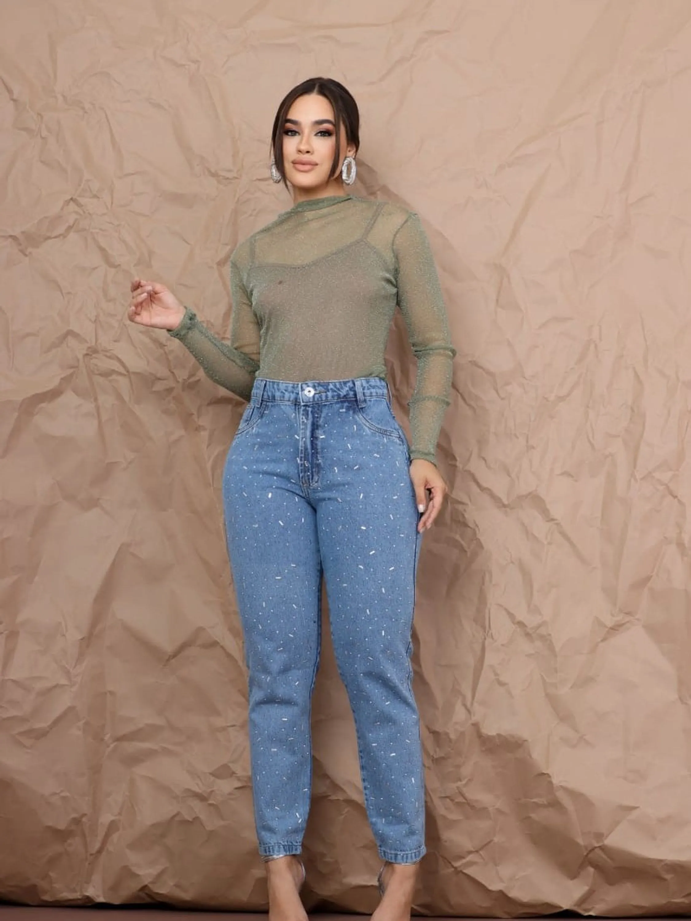 Calça jeans mom com pedra feminina
