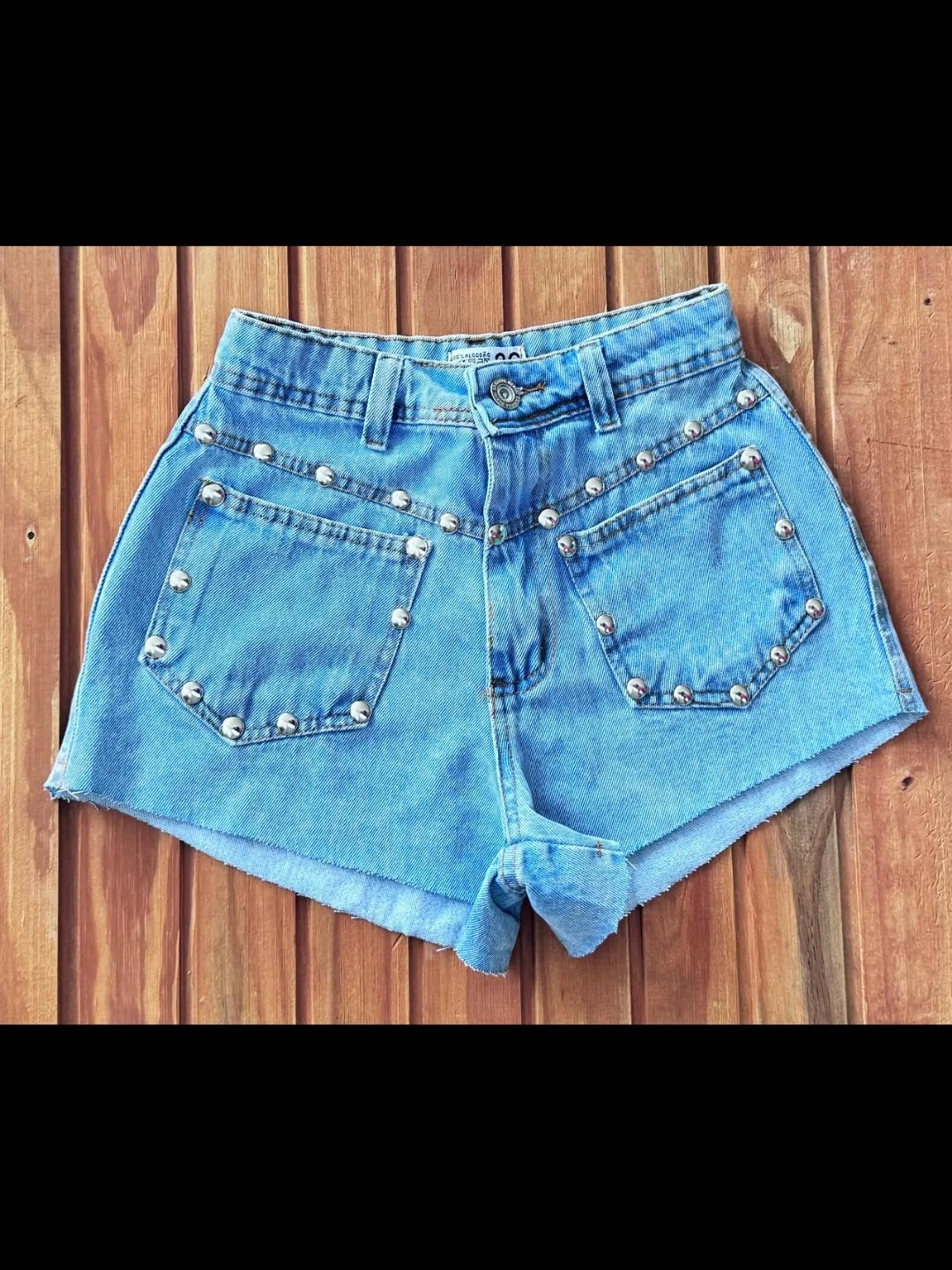 Shorts jeans com pedra feminina