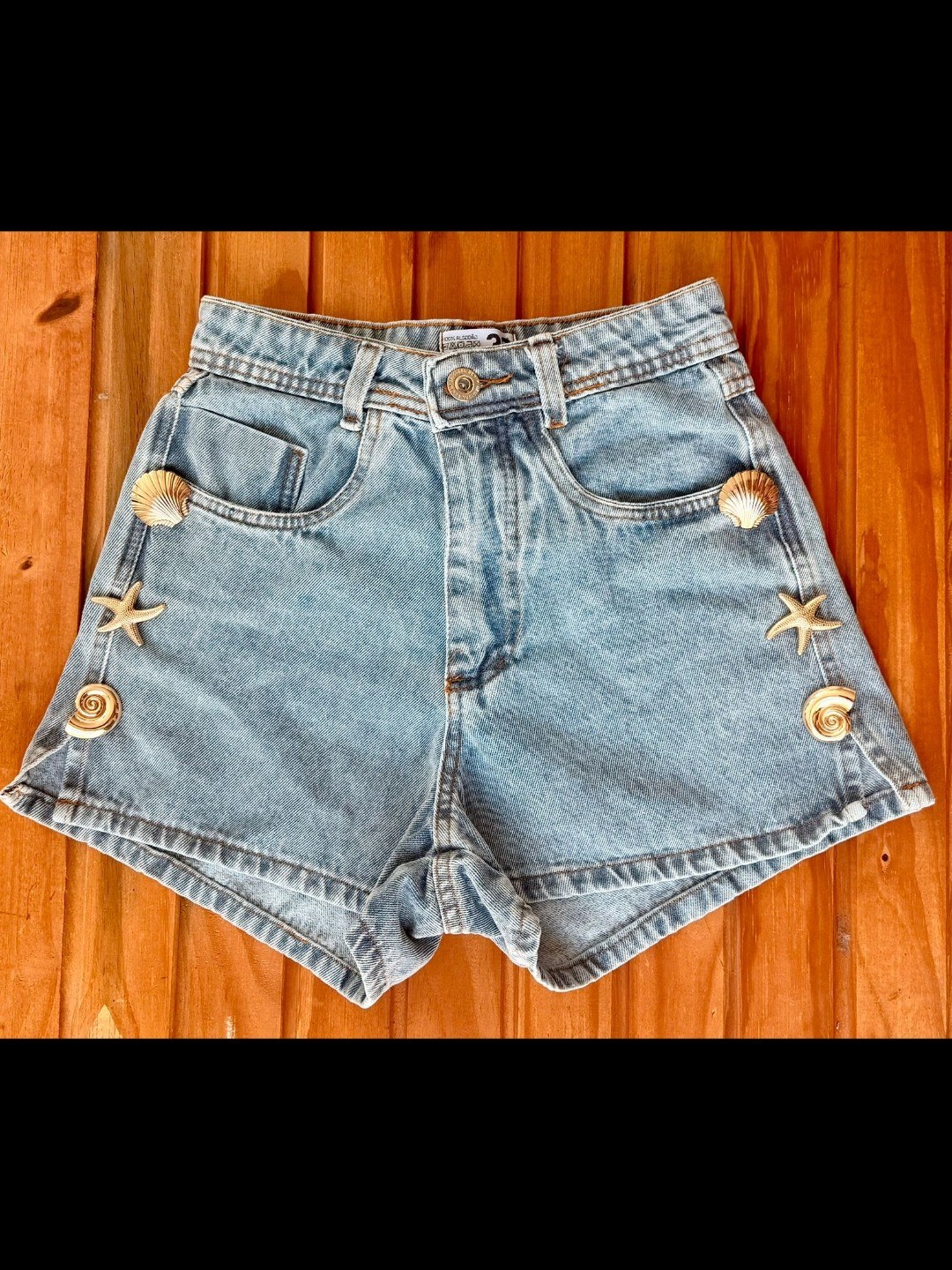 Short jeans com concha feminina