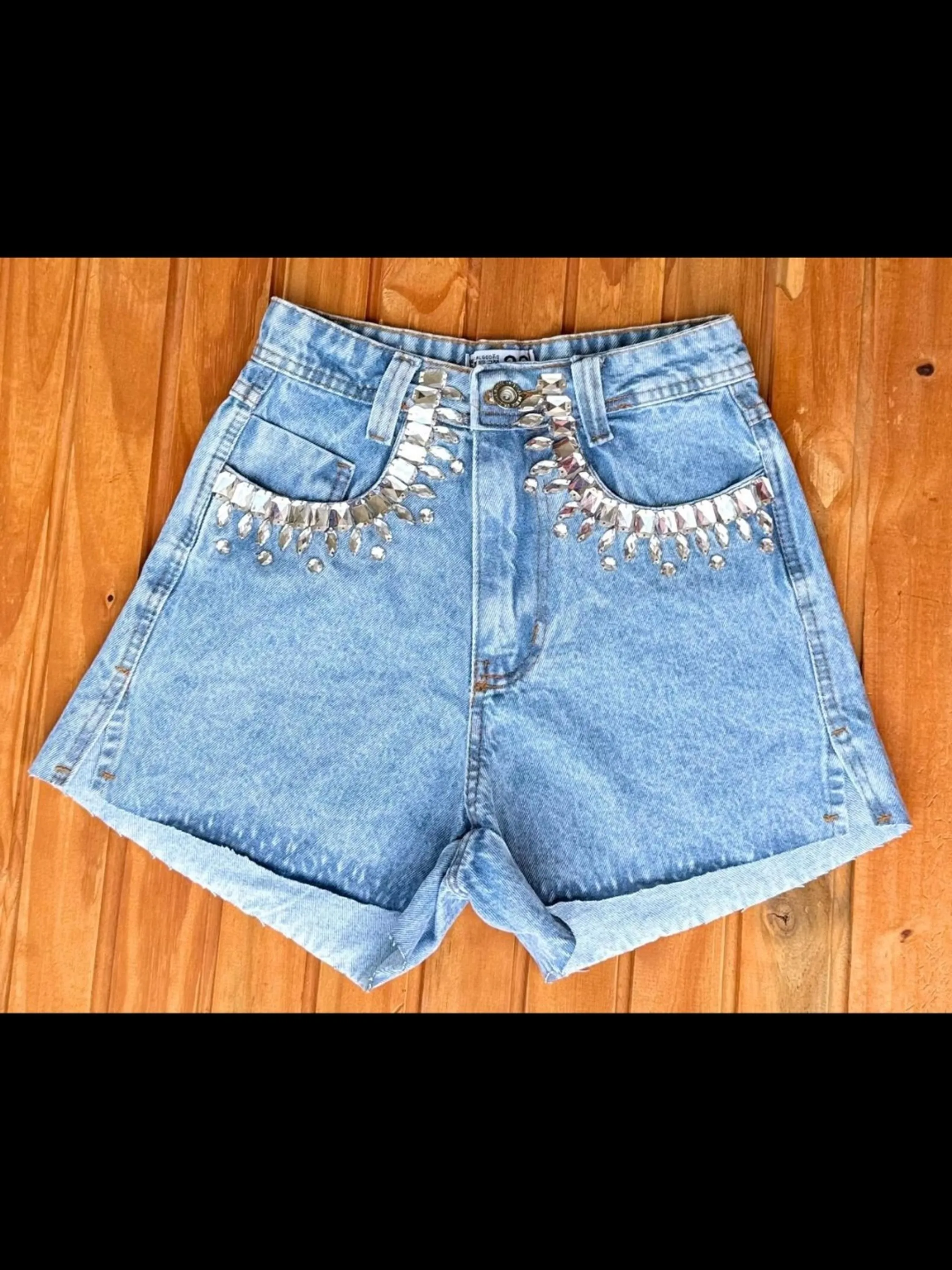 Shorts jeans com pedra feminina