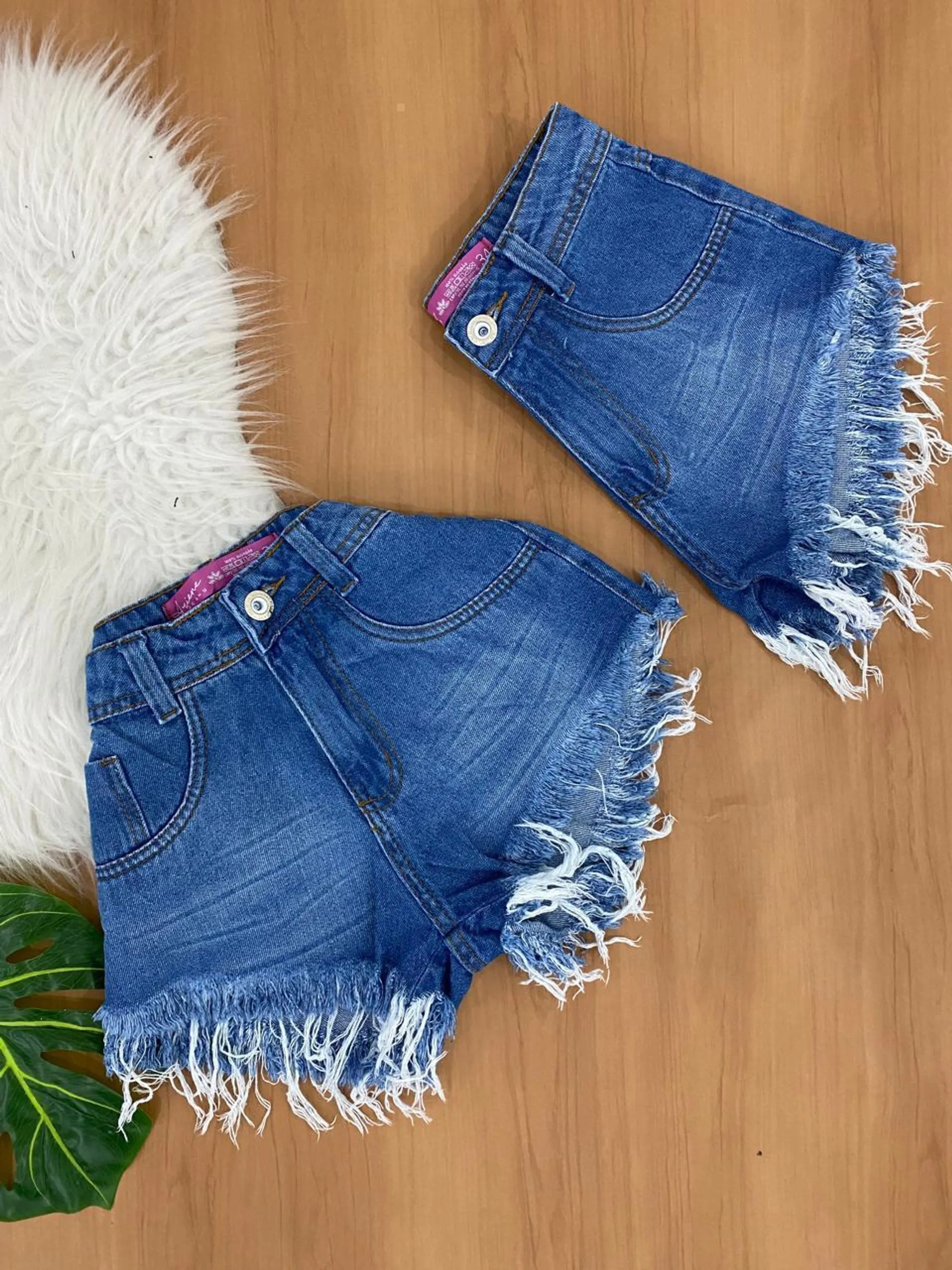 SHORT JEANS FEMININO FIXO MANCHADO DESFIADO