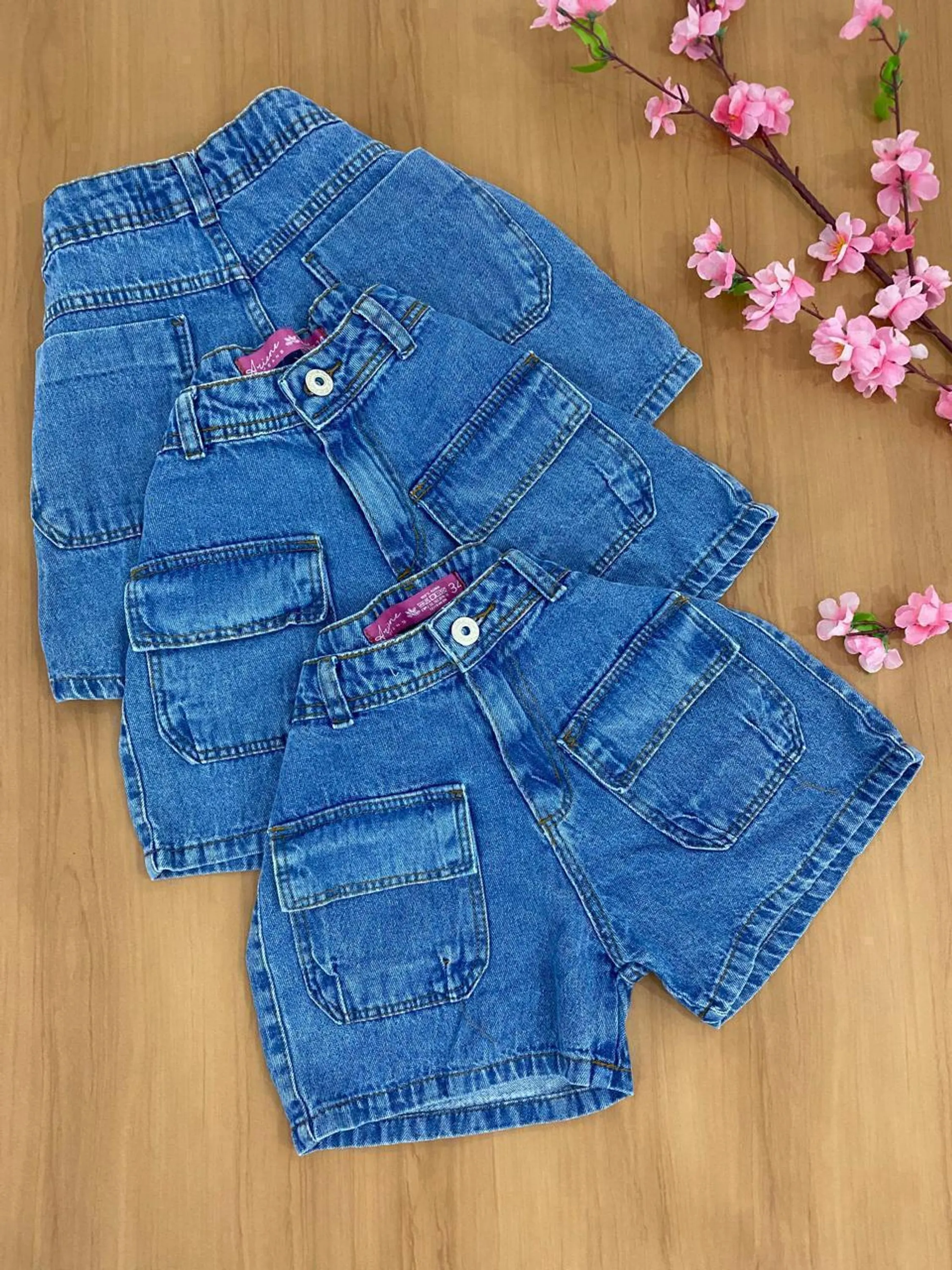 SHORT JEANS FEMININO CINTURA ALTA AREIA BOLSO LAPELA BARRA