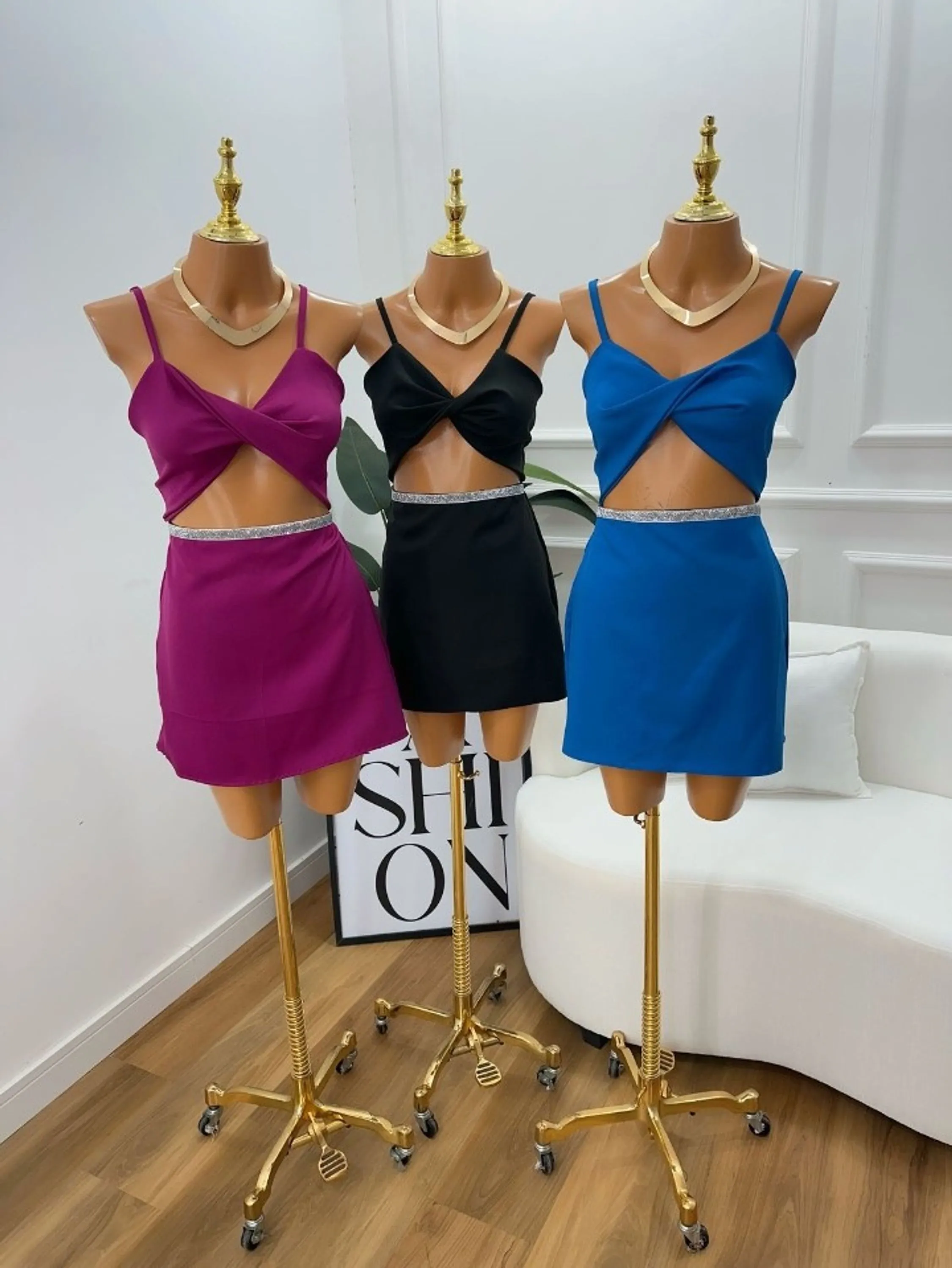 Vestido Curto Com Brilho Alcinhas Reguláveis