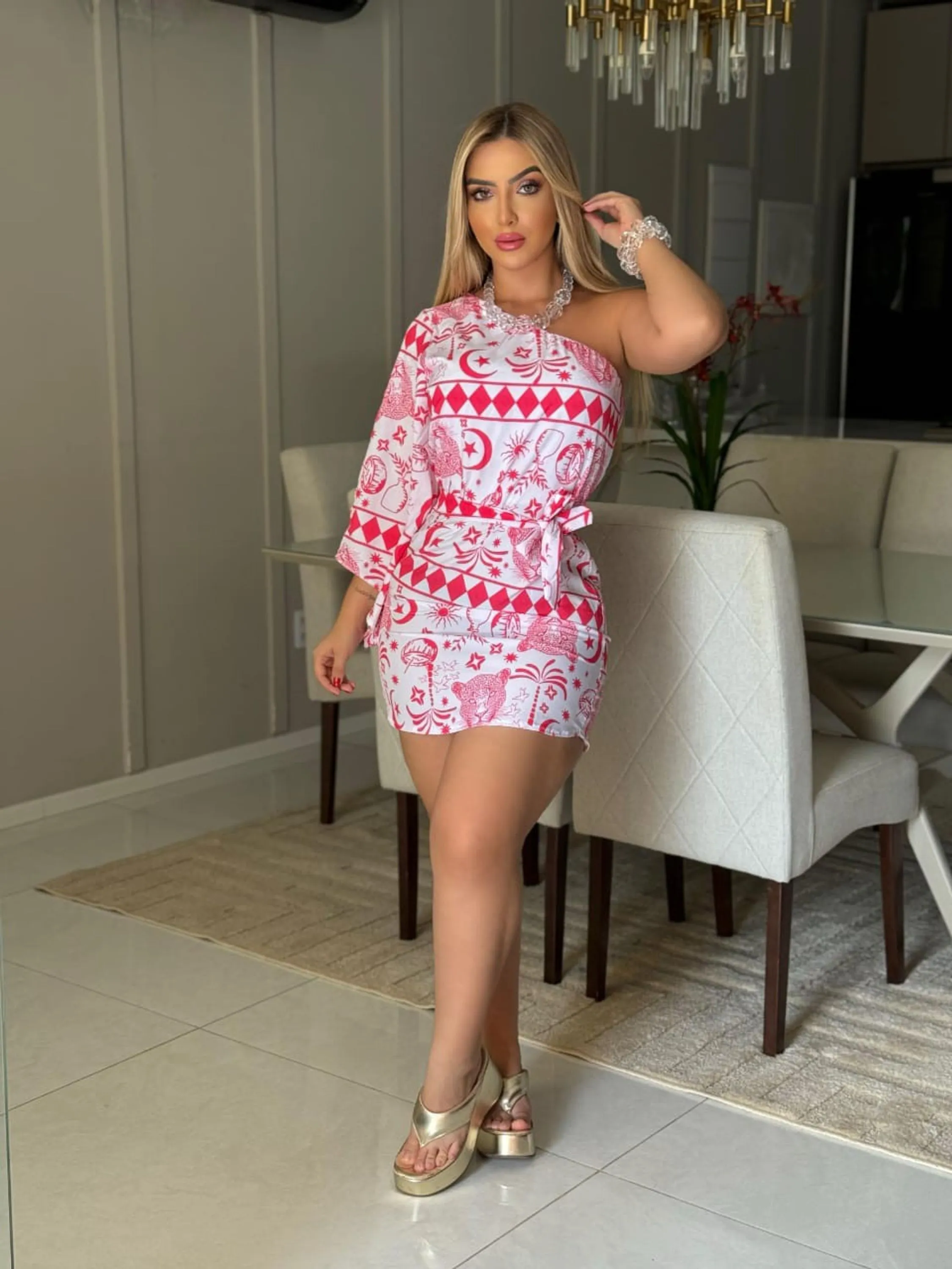 Vestido Curto Um Ombro Só Com Uma Manga Longa