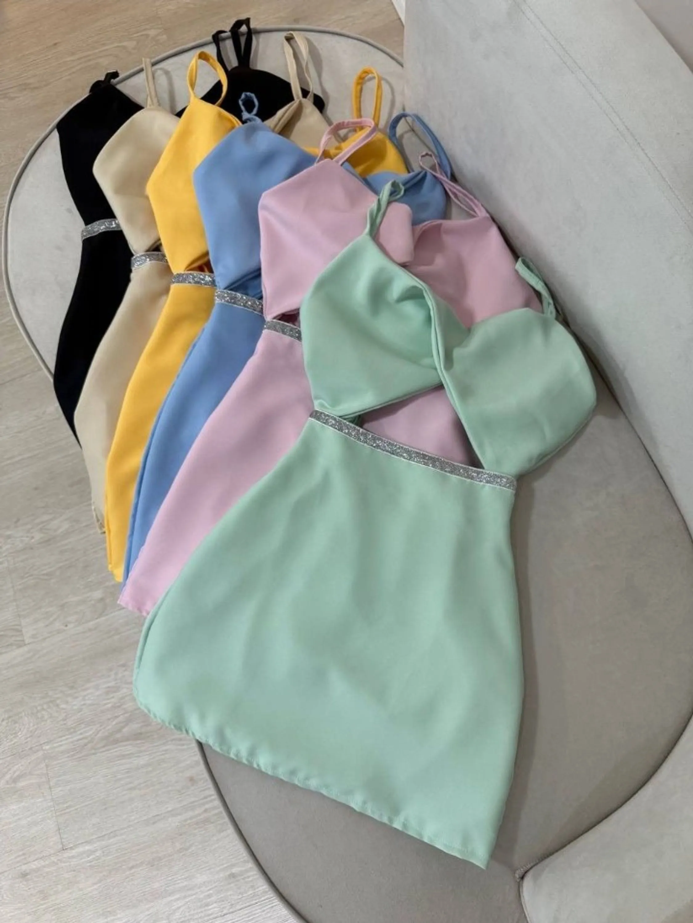 Vestido Curto Com Brilho Alcinhas Reguláveis