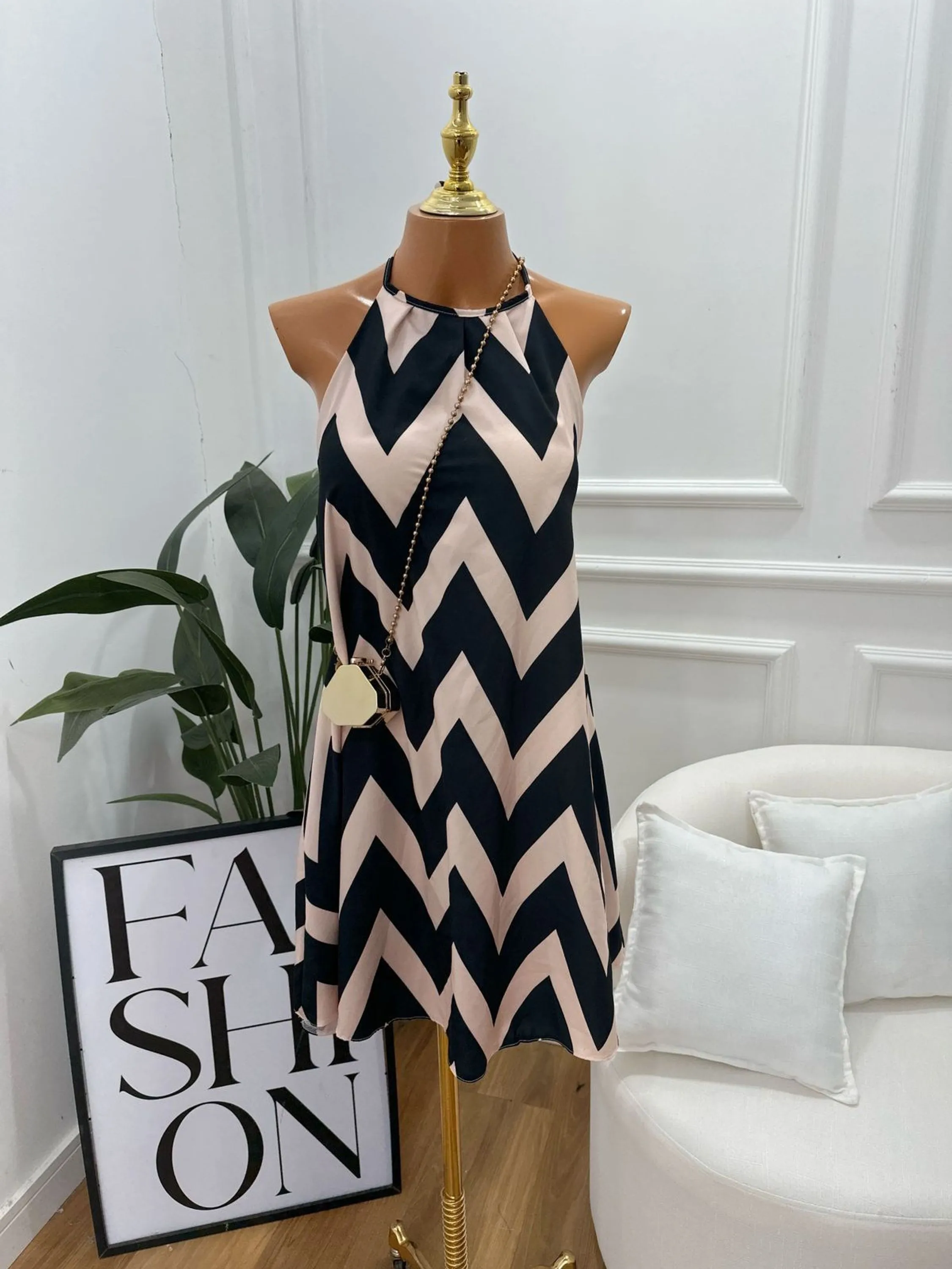 Vestido Curto Com Bojo Crepe Barbie