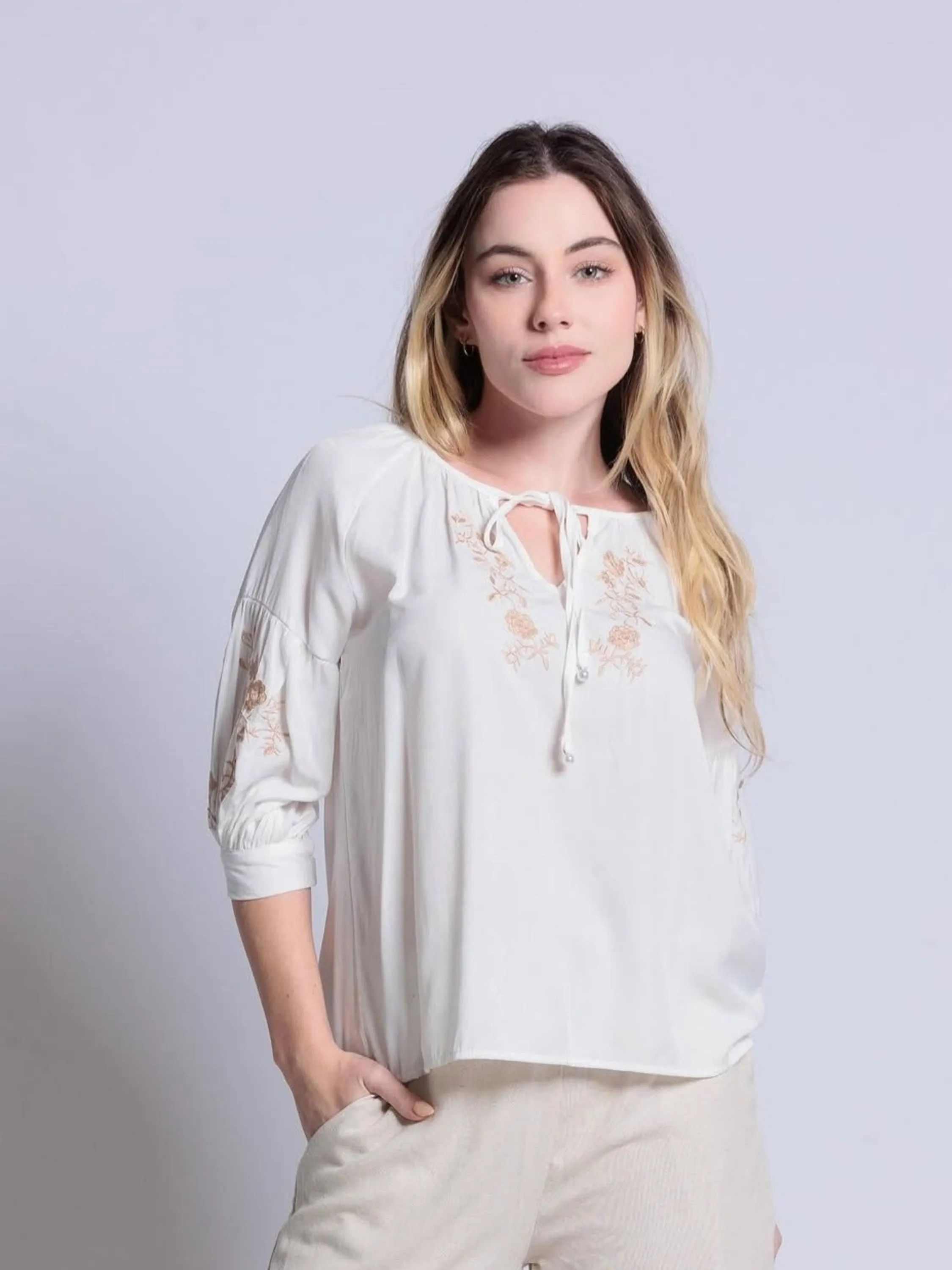 Camisa feminina com bordado