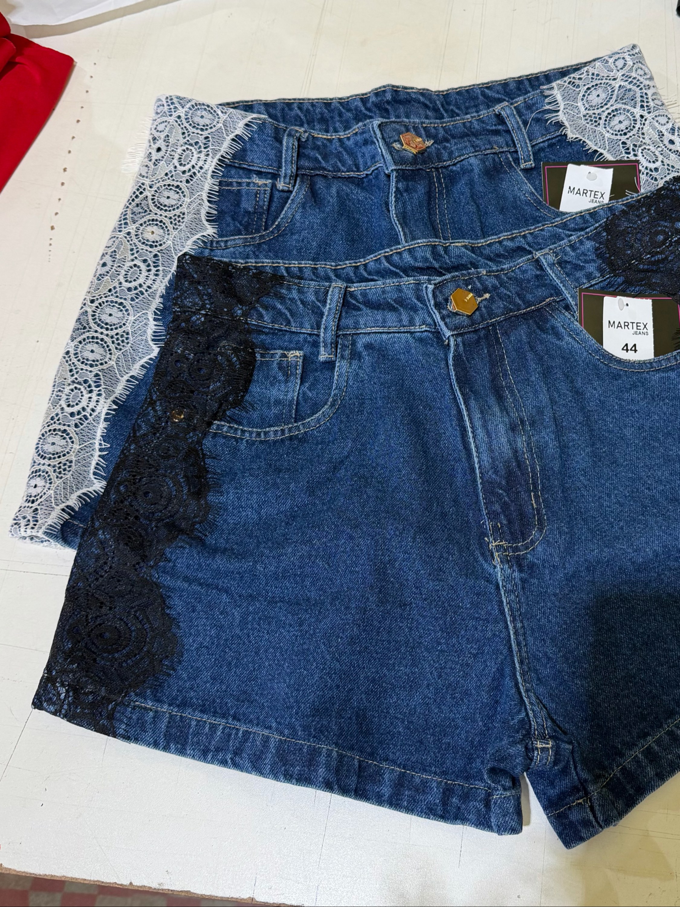Shorts jeans com renda