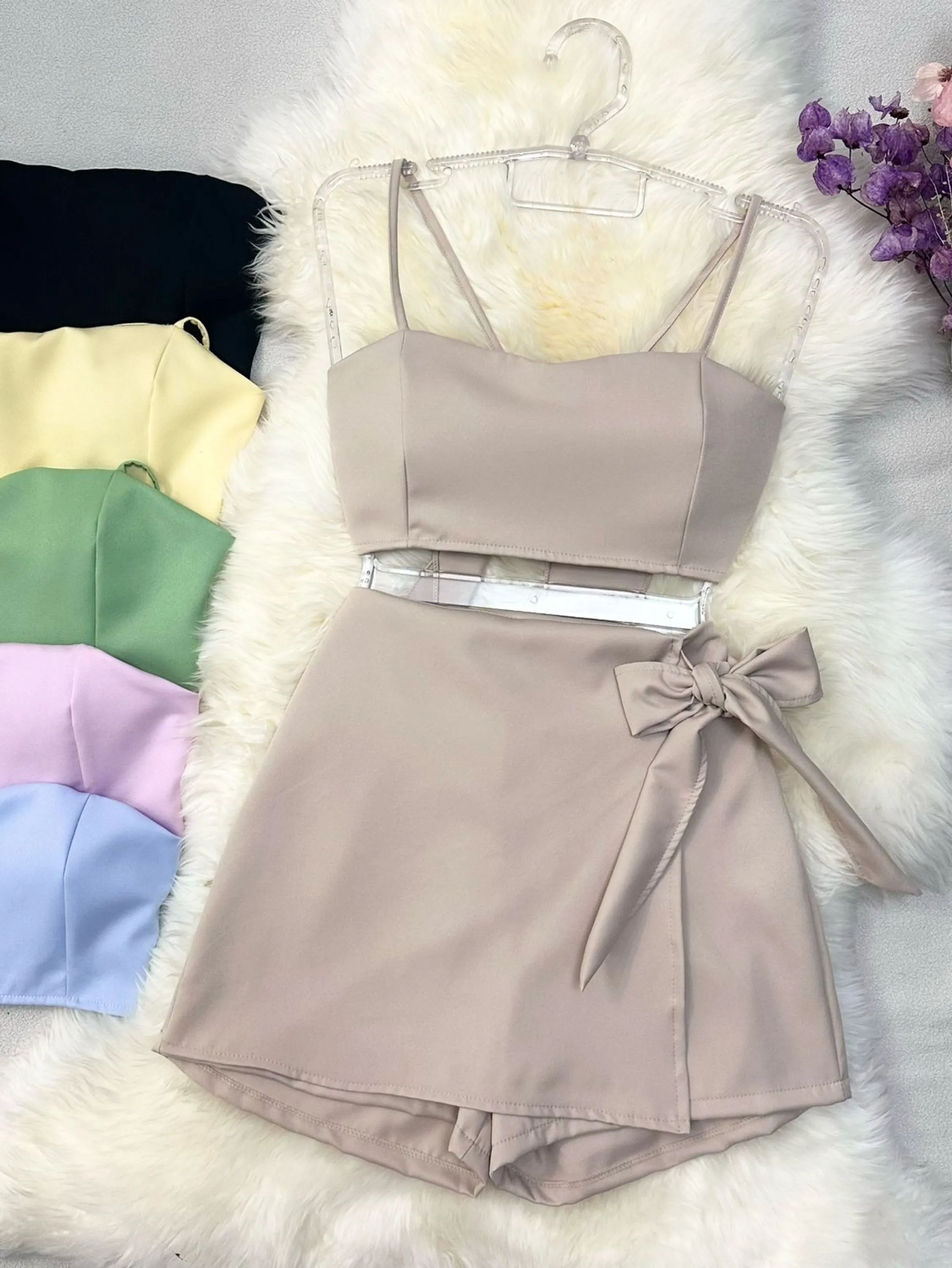 Conjunto cropped com bojo e short saia