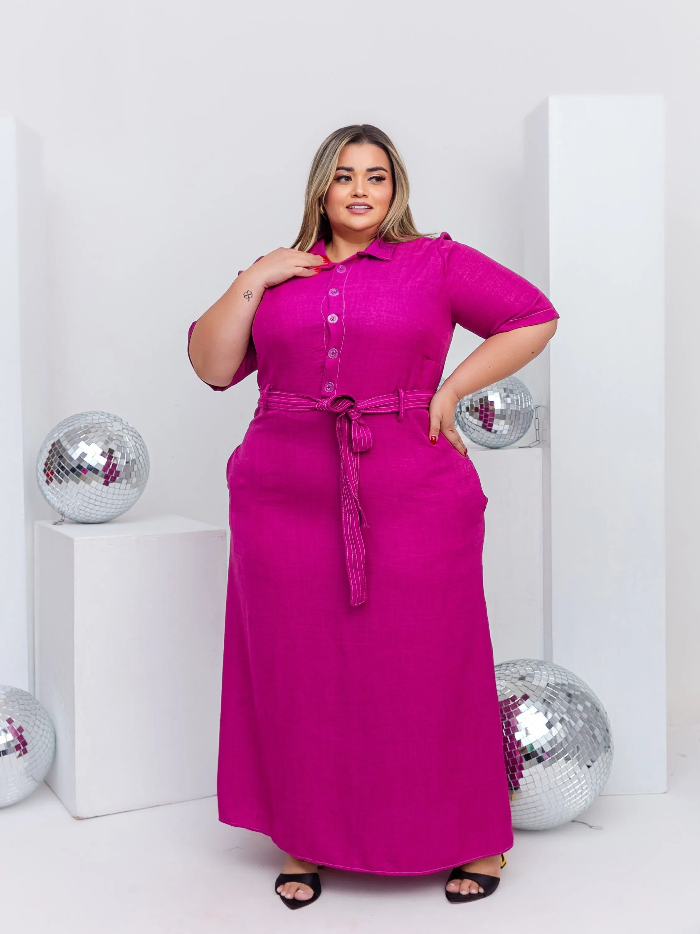 VESTIDO LONGO PLUSSIZE COM BOTÕES NA FRENTE FORRADO