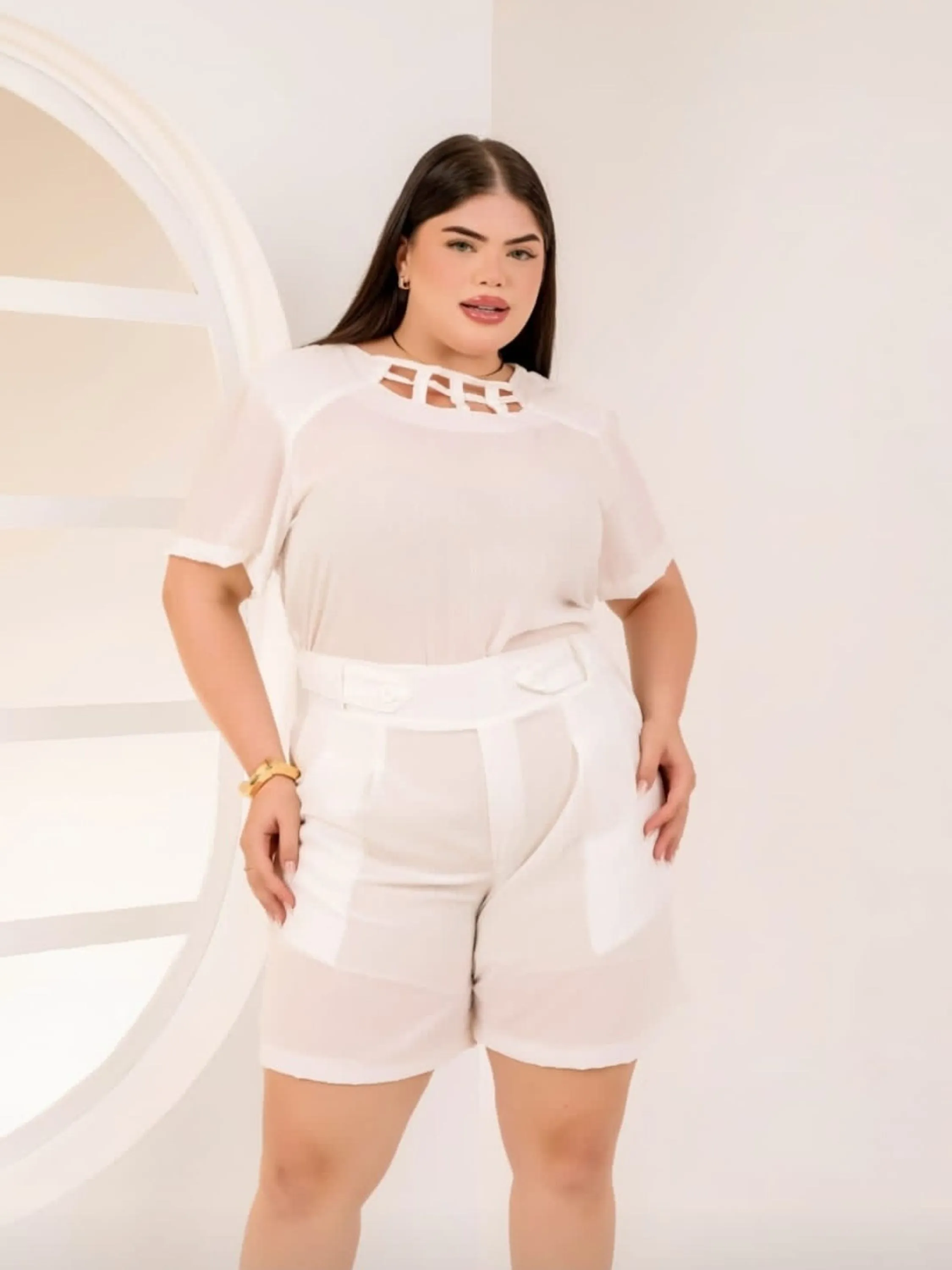 CONJUNTO DE SHORT PLUS SIZE COM DETALHES NA BLUSA