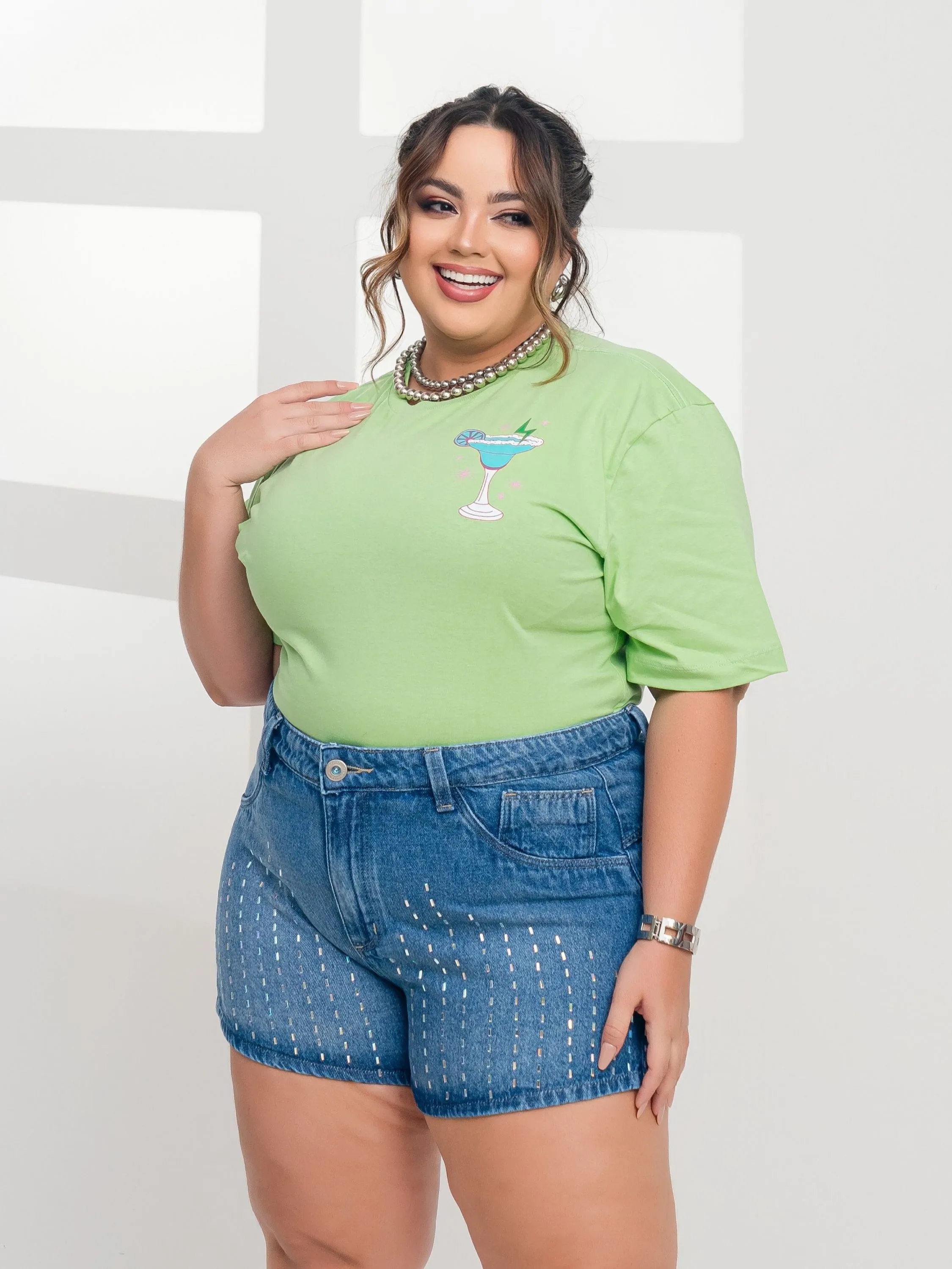 Short jeans com pedrarias plus size Tam 46 ao 64