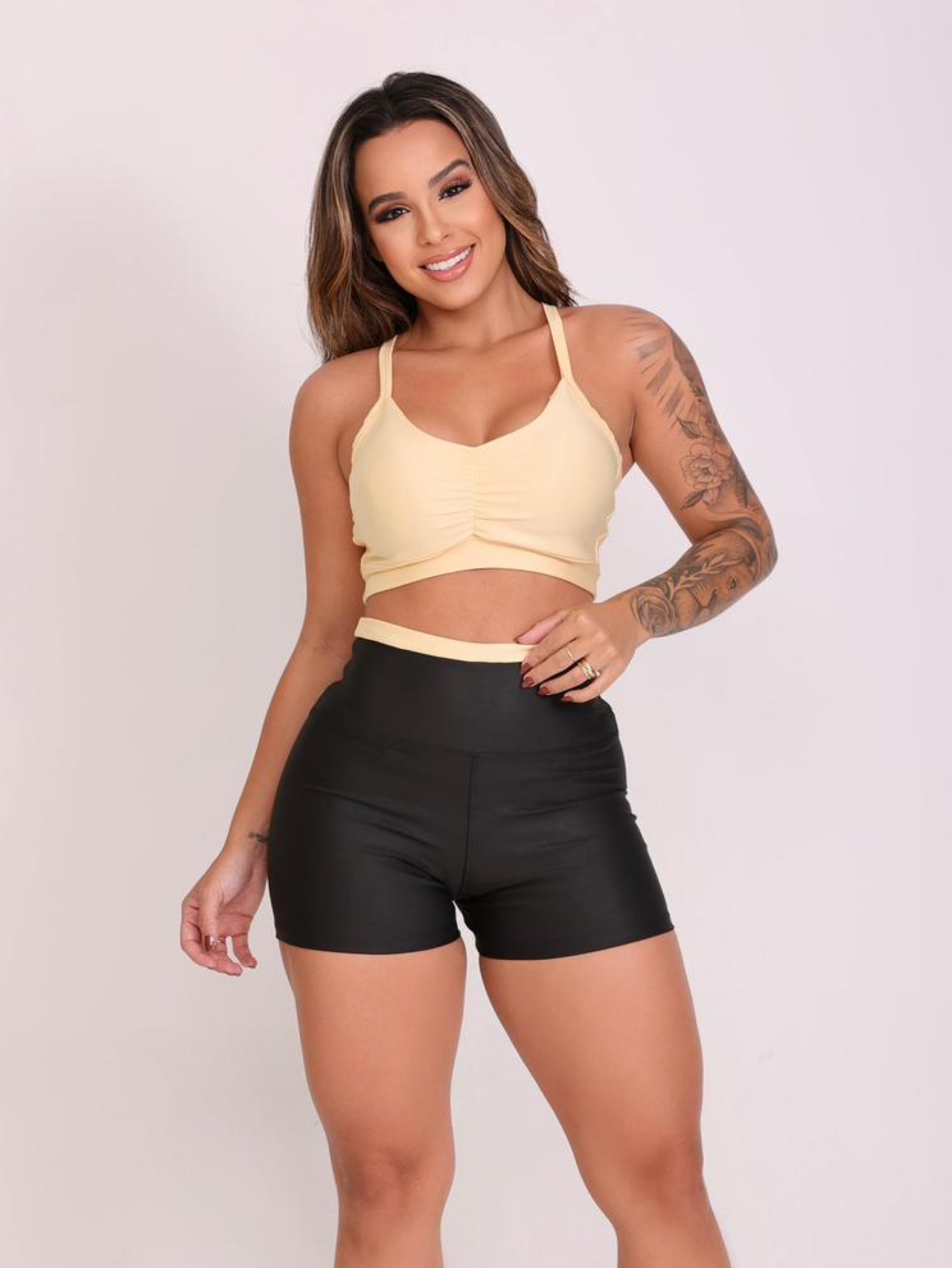 Conjunto Feminino Short Bicolor e Top Alça Fitness