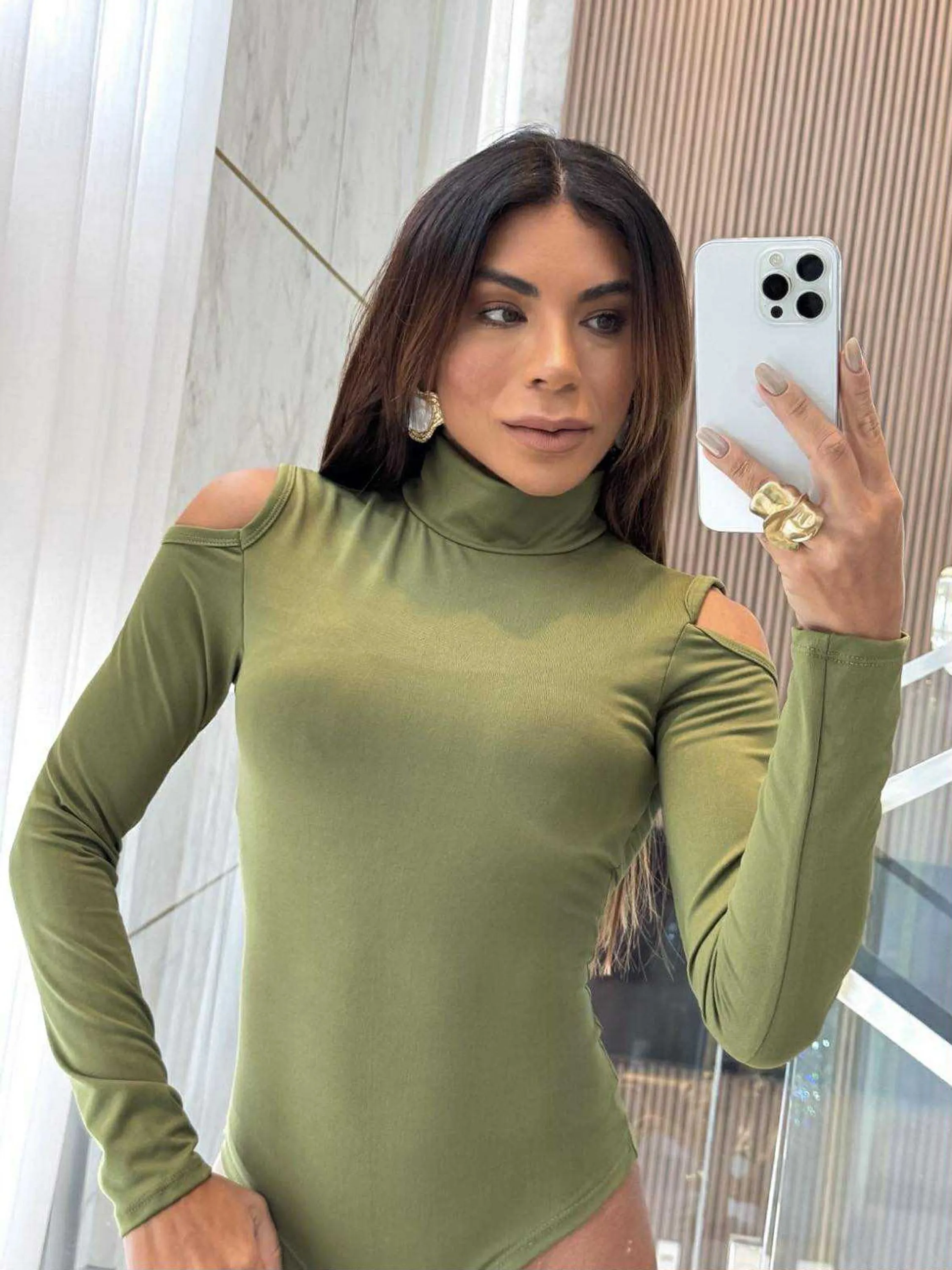 Body feminino manga longa ombro aberta